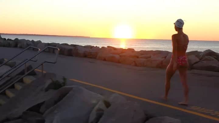 エリザベス・バイゼルのインスタグラム：「I’m feeling nostalgic and I really miss summer so please enjoy some beautiful footage of where I swam nearly every day last summer 🤟 Drone master: @pj.dougherty」