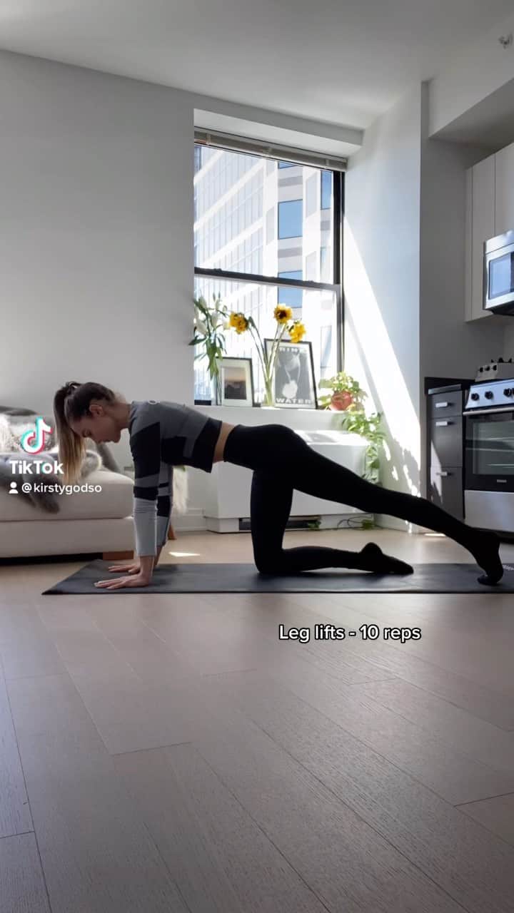 Kirsty Godsoのインスタグラム：「Everyone always asks what my favorite pre workout is so here ya go… GLUTE ACTIVATION ❤️‍🔥 Try this quick one before your next workout or run ⚡️#pyro」