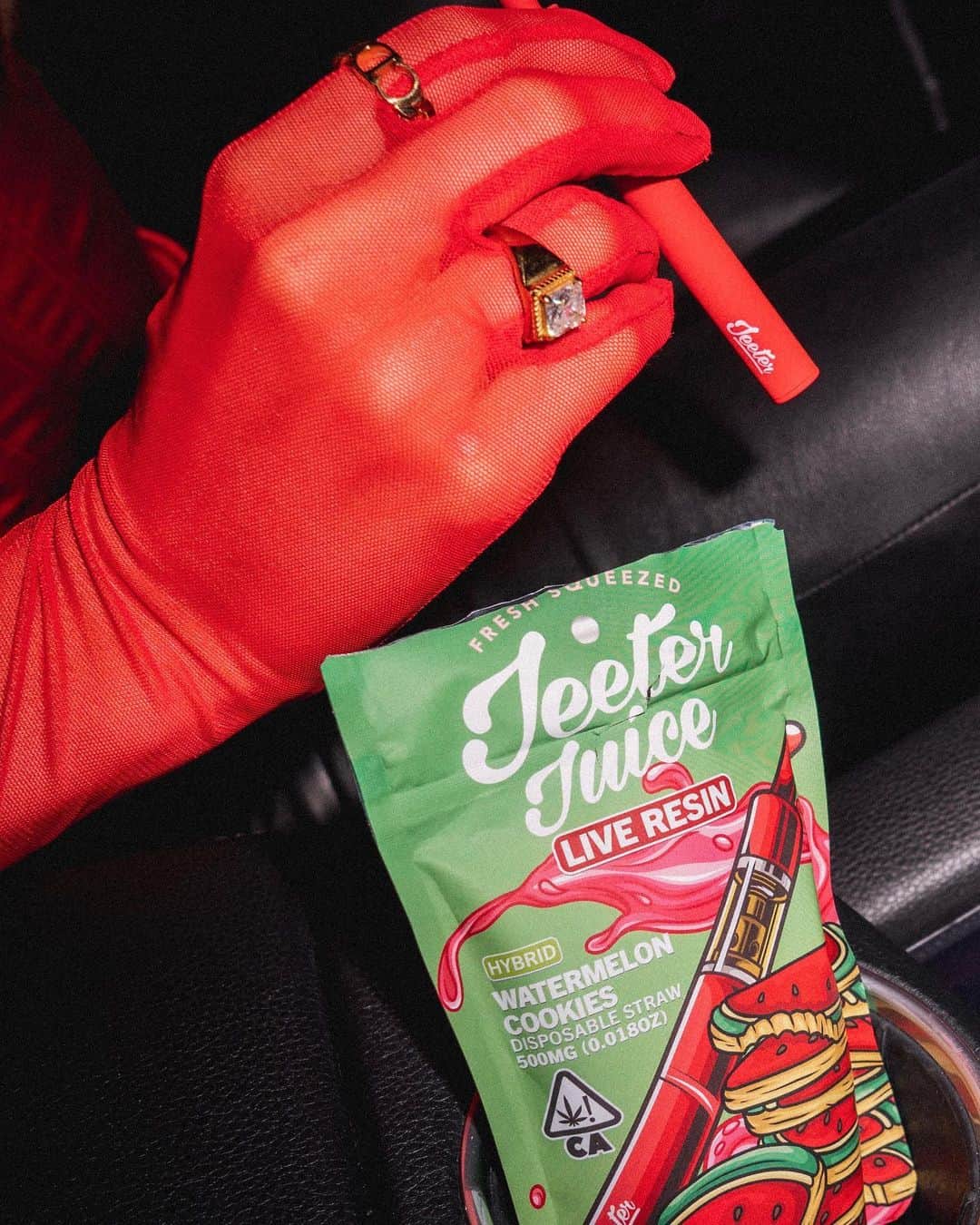 Cindy Pradoさんのインスタグラム写真 - (Cindy PradoInstagram)「Wanna be my pen pal? 💋💨 These new @jeeter Live Resin pens are red hot 🔥 #jeeter #liveresin #cannabis」3月4日 2時29分 - cindyprado