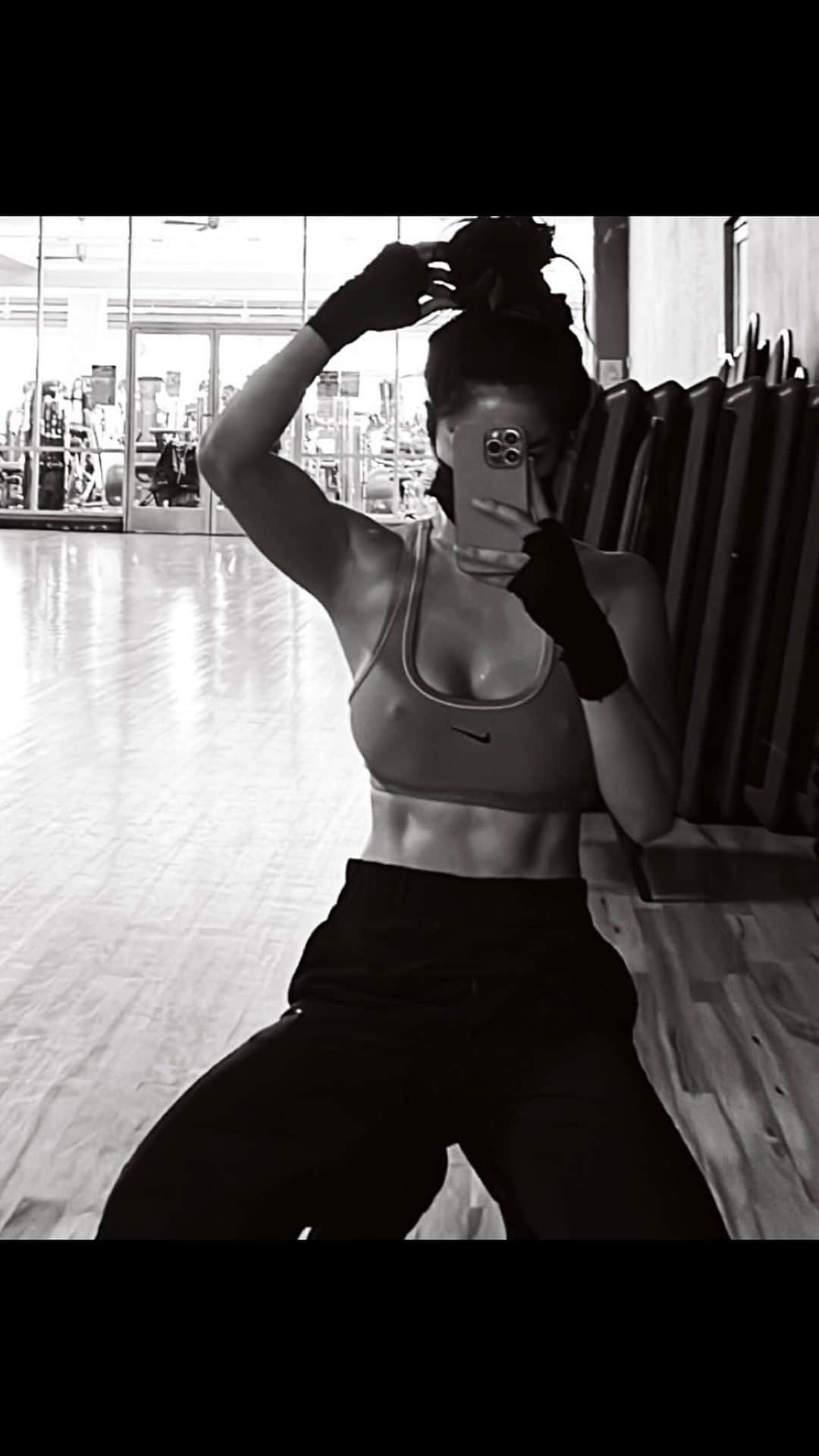 キム・リーのインスタグラム：「Creating a stronger version of myself 🥊  #upperbodystrength #training #boxing #deltoidsworkout」