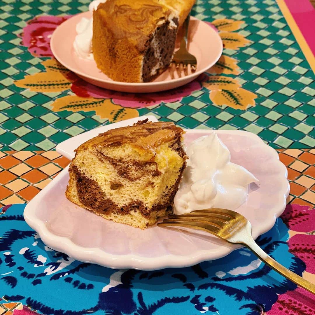 Ami さんのインスタグラム写真 - (Ami Instagram)「初めてマーブルにしてみた😋  何度も挑戦してるシフォンケーキ作り。 味は美味しくできるんだけど どうしても高さが出ない💦 “絶対失敗しない”っていうレシピ見て作っても 絶対膨らまないのはなぜだろう😥 いつか目一杯膨らんだシフォンケーキ 作ってみたいなぁ。。  #マーブル柄作るの楽しかった✌️」3月4日 15時20分 - ami_dream05