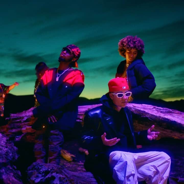 テイラー・ジェームスのインスタグラム：「“attention” video out now!! proud of my boys @omah_lay @justinbieber @harv   📸: @colinseyes」