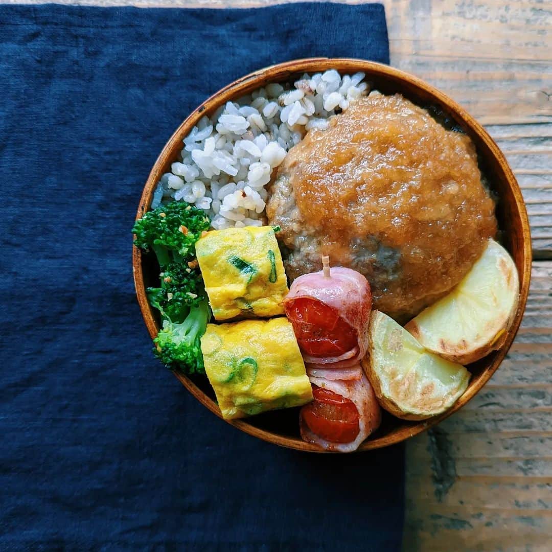 tamiのインスタグラム：「* #お弁当 *  最近のお弁当🍱 和風ハンバーグに、豚焼き肉に、揚げ物ざんまいに……。  程よ〜く手を抜きながら作っています😗  * #弁当 #tami弁#ランチ#bento #昼食#わっぱ弁当#旦那弁当 #ごはん#食事#日々のこと」