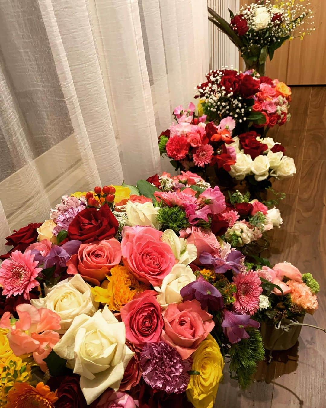 川上奈々美のインスタグラム：「みんなからのお花を集めてお家がお花屋さんみたいになったw 幸せな余韻です❤️ ありがとう❤️ #浅草ロック座 #愛あればこそ #川上奈々美ストリッパー引退 これからは俳優に専念の　#川上なな実　を末永くよろしくお願いします☺️🌸」