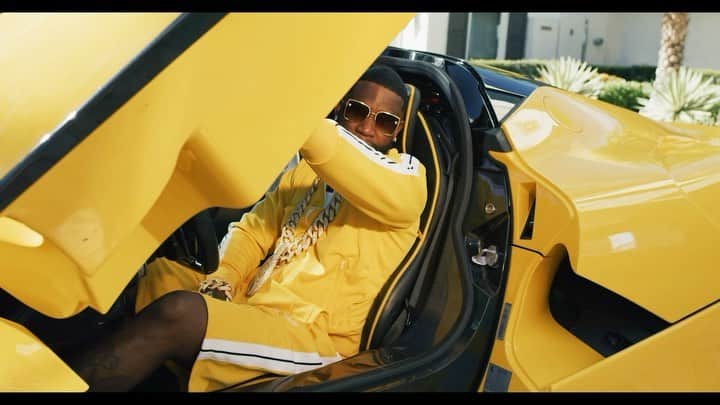 グッチ・メインのインスタグラム：「Is you my fan or my enemy Ni66a? #PublicityStunt out now all platforms link in bio #New1017」