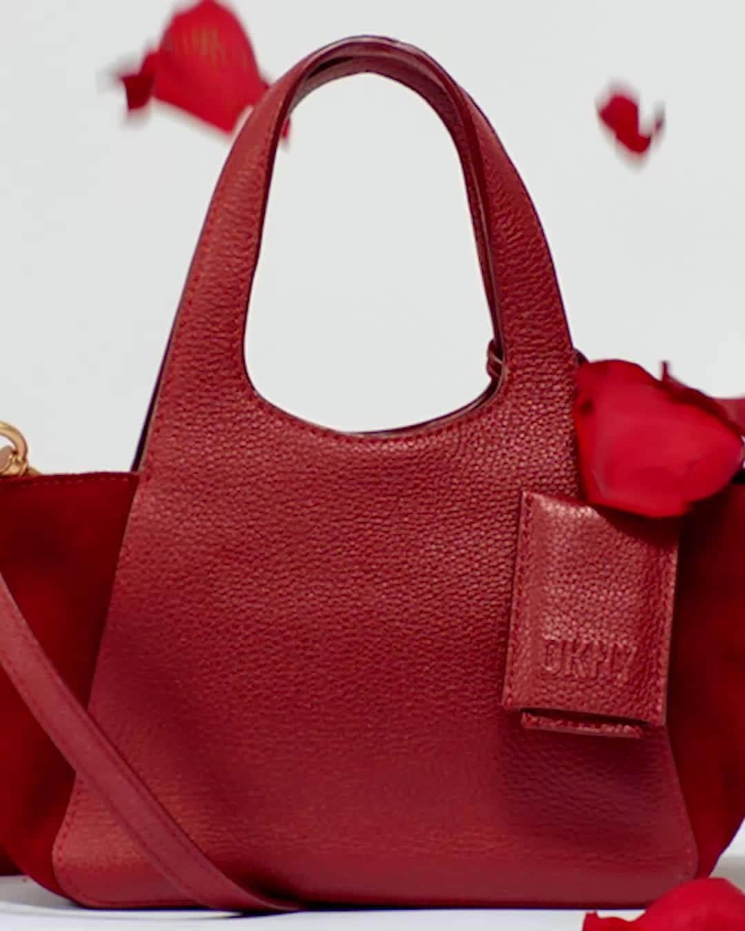 のインスタグラム：「When it's right, it's effortless.   Shop the Effortless Tote on DKNY.com   #DKNYDoYourThing」