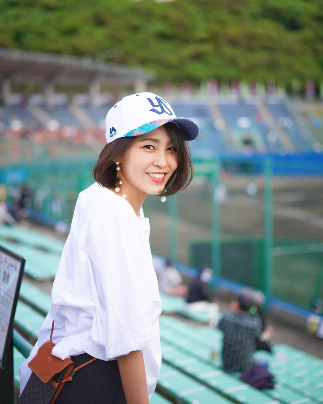 坂元美香さんのインスタグラム写真 - (坂元美香Instagram)「おはよー  この写真すごくお気に入り🧢  昨晩は突然のおしゃべりライブ ありがとうございました😆 すごく楽しかったです！  ライブで質問いただきました この白Tは、意外にもGAPです。 袖の形と長さが完璧すぎて、しかも ２枚以上で30%Offだったので 白とグレーを即買いでした😅  GAPだといつもSかXSなのですが これはちょっと大きめに着たくてMサイズです。  スカートは大好きなNOBLE。 本当はもう少し丈が長いのですが 階段が多い球場の観客席では転ばないように ウエストで折ってます。 ウエストがゴムなのですんごい履きやすいのです😋  outfit @gap_jp @noble.jp @celine  photography @weddingphoto.okinawa   #大人カジュアル #アラフォーカジュアル #野球観戦コーデ #アラフォーコーデ #浦添 #沖縄キャンプ #ヤクルトスワローズ」3月4日 7時32分 - mika_saka