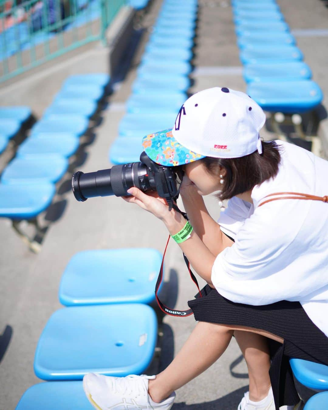 坂元美香さんのインスタグラム写真 - (坂元美香Instagram)「おはよー  この写真すごくお気に入り🧢  昨晩は突然のおしゃべりライブ ありがとうございました😆 すごく楽しかったです！  ライブで質問いただきました この白Tは、意外にもGAPです。 袖の形と長さが完璧すぎて、しかも ２枚以上で30%Offだったので 白とグレーを即買いでした😅  GAPだといつもSかXSなのですが これはちょっと大きめに着たくてMサイズです。  スカートは大好きなNOBLE。 本当はもう少し丈が長いのですが 階段が多い球場の観客席では転ばないように ウエストで折ってます。 ウエストがゴムなのですんごい履きやすいのです😋  outfit @gap_jp @noble.jp @celine  photography @weddingphoto.okinawa   #大人カジュアル #アラフォーカジュアル #野球観戦コーデ #アラフォーコーデ #浦添 #沖縄キャンプ #ヤクルトスワローズ」3月4日 7時32分 - mika_saka