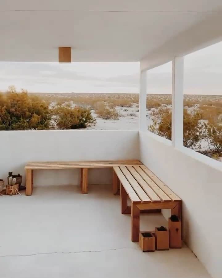ジョジー・マランのインスタグラム：「Dreaming of clear skies and sheer skin protection… #nurturedbynature 🎥: @the_shack_attack」