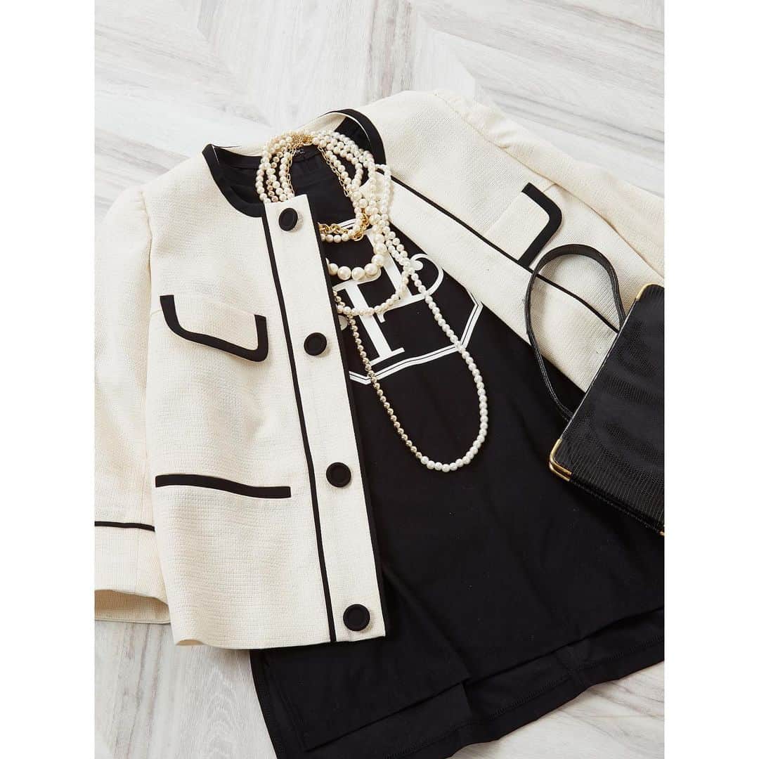 のインスタグラム：「♦︎ BICOLOR JACKET ♦︎  現在ご予約受付中のバイカラージャケットと、セットアップで着用可能なマーメイドスカート。  どちらもリネン混で涼しげ。 初夏のラフなセットアップ提案としてTシャツと合わせるのも素敵です✨  ・  #TIARA #ティアラ  #melrose #メルローズ  #春コーデ #春ファッション #大人ファッション #大人コーデ #大人カジュアル #カジュアルコーデ #きれいめ #きれいめコーデ #きれいめカジュアル #大人女子 #大人ガーリー #大人可愛い #大人可愛いコーデ #エレガントコーデ #クラシカルコーデ #30代ファッション #40代ファッション #50代ファッション #モノトーンコーデ」