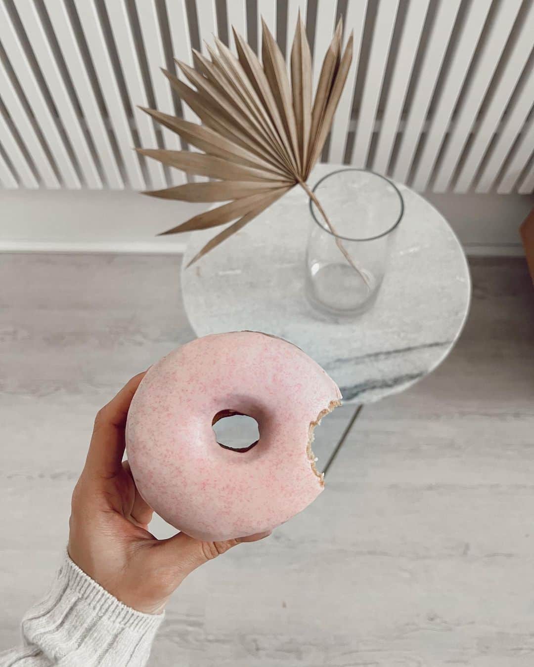 山中美智子さんのインスタグラム写真 - (山中美智子Instagram)「さくらストロベリーの季節♡  このドーナツ🍩すき✨  #すたば」3月4日 9時27分 - alexiastam1988