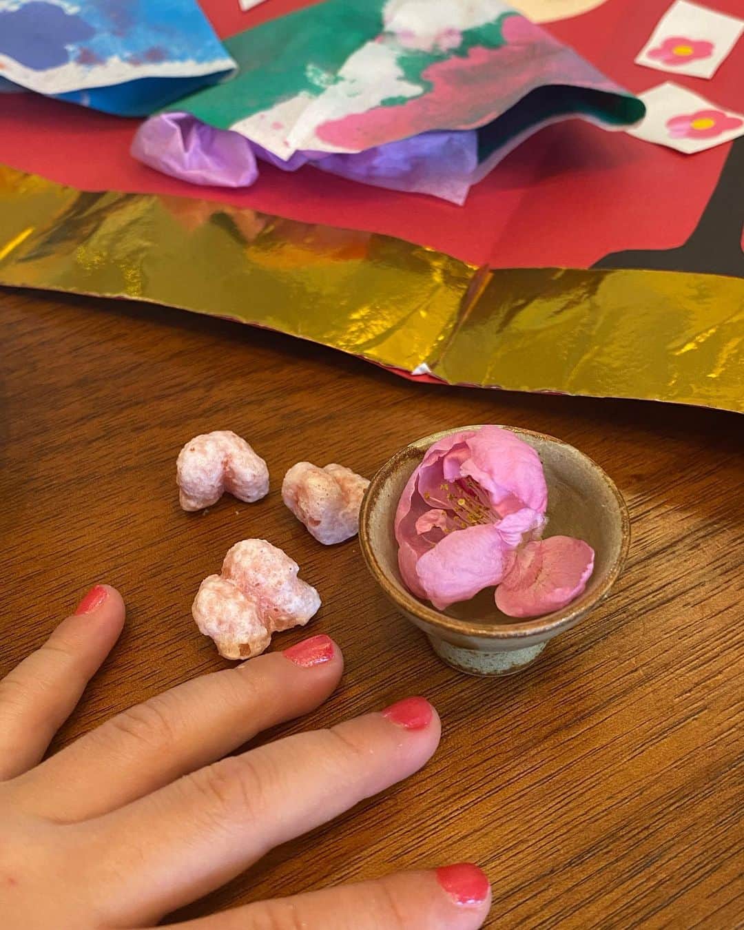 中越典子さんのインスタグラム写真 - (中越典子Instagram)「おはようございます🌞 きのうはひな祭り🎎 娘はネイル💅でオシャレ💜 みんなでひなあられをたーくさん食べました🤤  今日も頑張りましょう！  #ひな祭り #kidsnail #ピンクが好き」3月4日 9時33分 - nakagoshi_noriko.official