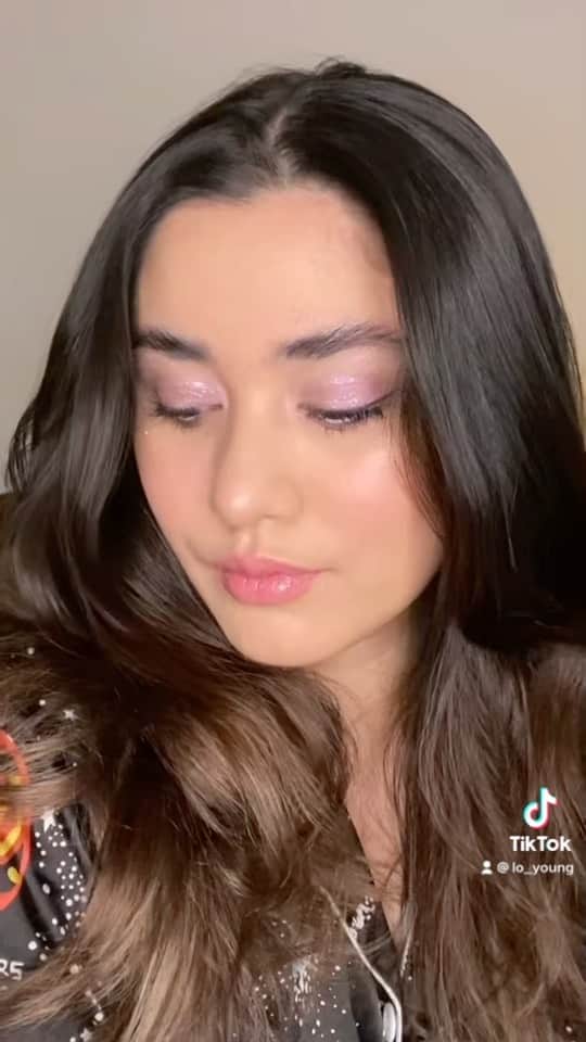 ローレン・ヤングのインスタグラム：「Just a look and a whole lot of feelings 💖  Happy that I’m slowly getting back to doing things I love: make up looks, writing stuff and sharing it in the form of videos ✨」