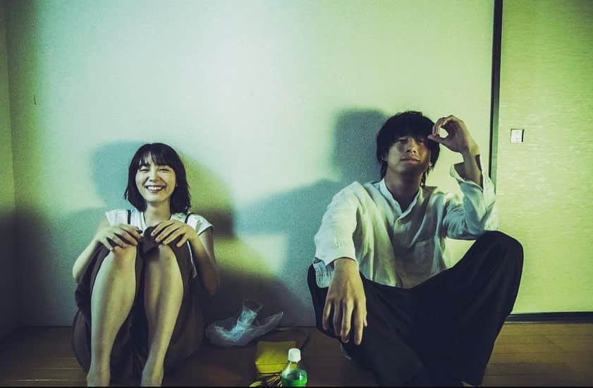 飯豊まりえのインスタグラム：「『ヒル』 今夜、スタート！！ よろしくお願いします  坂口さんと由衣ちゃんと(*´ー｀*)  #坂口健太郎　さん #佐久間由衣　さん #ヒル」