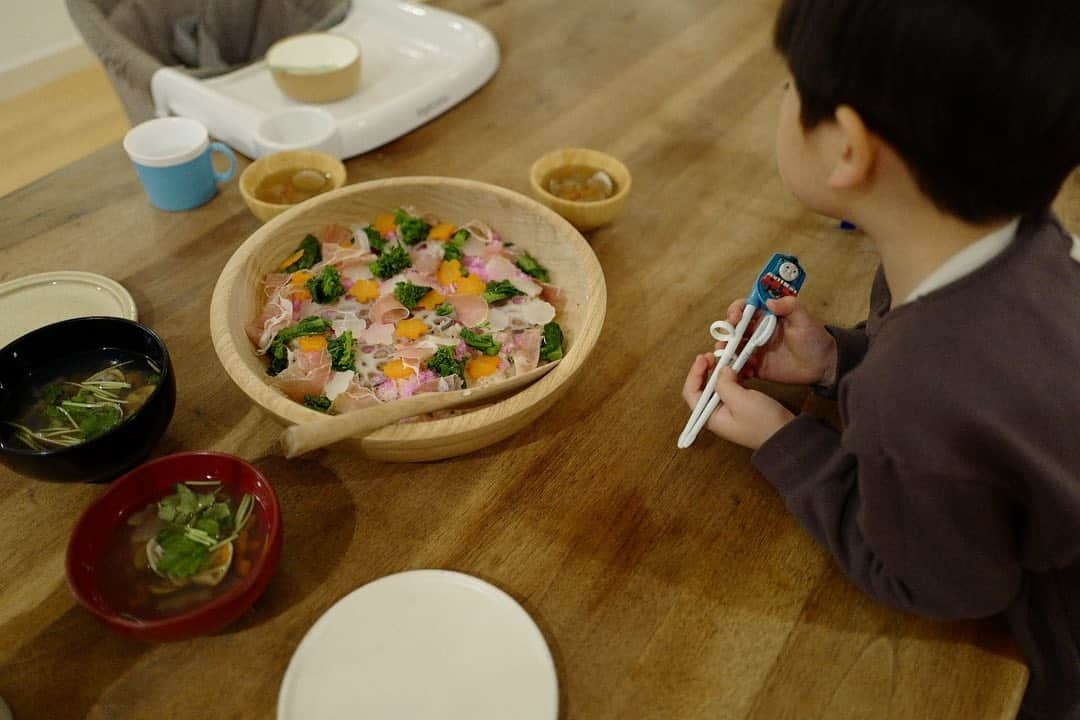 安田美沙子さんのインスタグラム写真 - (安田美沙子Instagram)「ひなまつり🌸  男の子だからいいかって思ってた。 はんなの病院と、次男も家にいたので、バタバタ💦  兄をお迎え→アフタースクールに送るとき自転車の後ろで「ママー今日、幼稚園でピンクいの食べたの。おいしかった！」だって。。  その一瞬でスイッチがはいり、桜でんぶと蛤だけ購入して、30分で作りました。笑  おさしみはどうせ、食べないから生ハム✨  作ったらすぐ病院へ。。 はんな治療中兄をお迎えに行き、また病院へ。。  はんな、長男、次男を自転車に乗せて帰宅。  いい病院が見つかり、はんなのこれからをケアして行くことにしました。 はんながどこか痛くて、なくのを見てると涙がでてくる。  ひなまつり。はんなのいい病院が見つかったのが良かった🌸はんなとより深く向き合いたいです🐶  そうそう、2合分のお寿司が一瞬でなくなった！ 長男は4回おかわり☺️🤍  #ひなまつり　#ふるさと納税の寿司桶 #ふるさと納税のごま　#菜の花 #れんこん　#ごま　#大根　#にんじん」3月4日 11時30分 - yasuda_misako