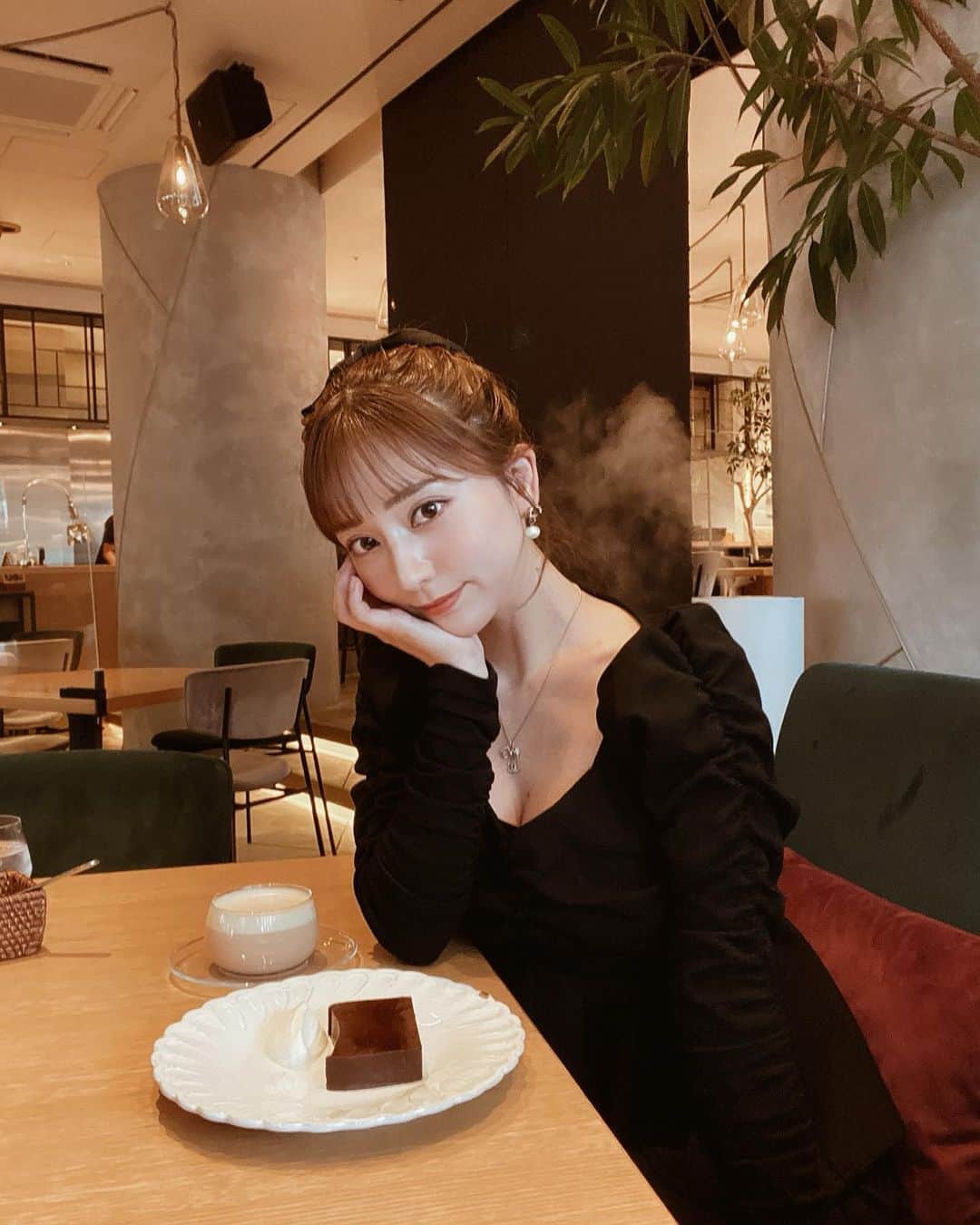 堀尾実咲のインスタグラム：「ここのチョコレートケーキ絶品だったからチョコ好きはぜったい食べて欲しいおねがい🍫🤎笑  @newlight_tokyo   #newlighttokyo #newlight #miyashitapark #darich #ミヤシタパーク #ミヤシタパークカフェ #渋谷カフェ #渋谷グルメ #渋谷スイーツ」