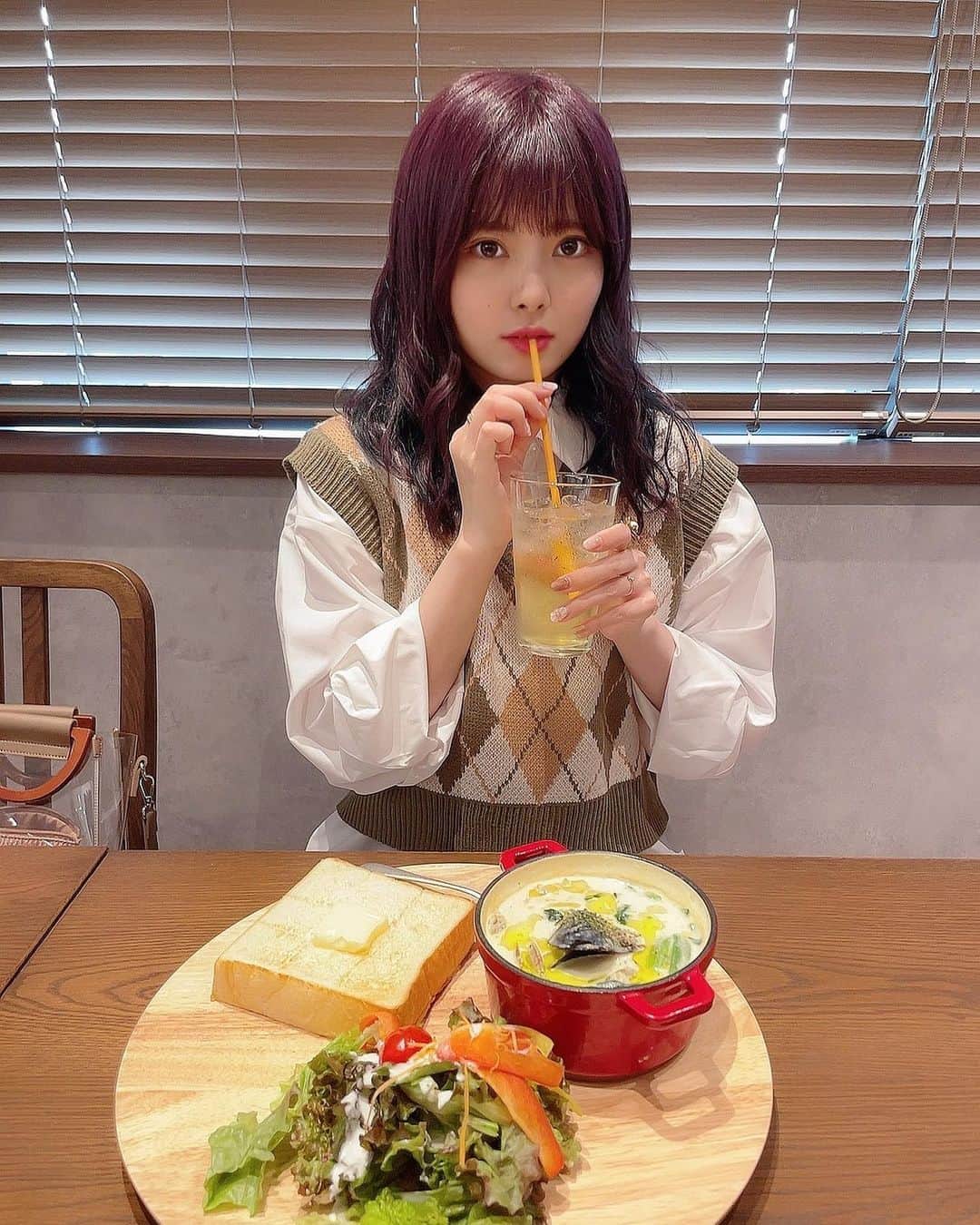 角ゆりあのインスタグラム：「♠♠♠ ・ ・ ・ 燕三条にある生食パンが楽しめるカフェ！ほんとに美味しかった！ また行きたい！次行った時はハニトー食べたい！誰か行ってくれる人🙋🏻‍♀️ そのあとカフェはしごしてワッフル食べに行ってきました😇タフすぎ笑 ホットチョコレート美味しかった！  2021/09/30」