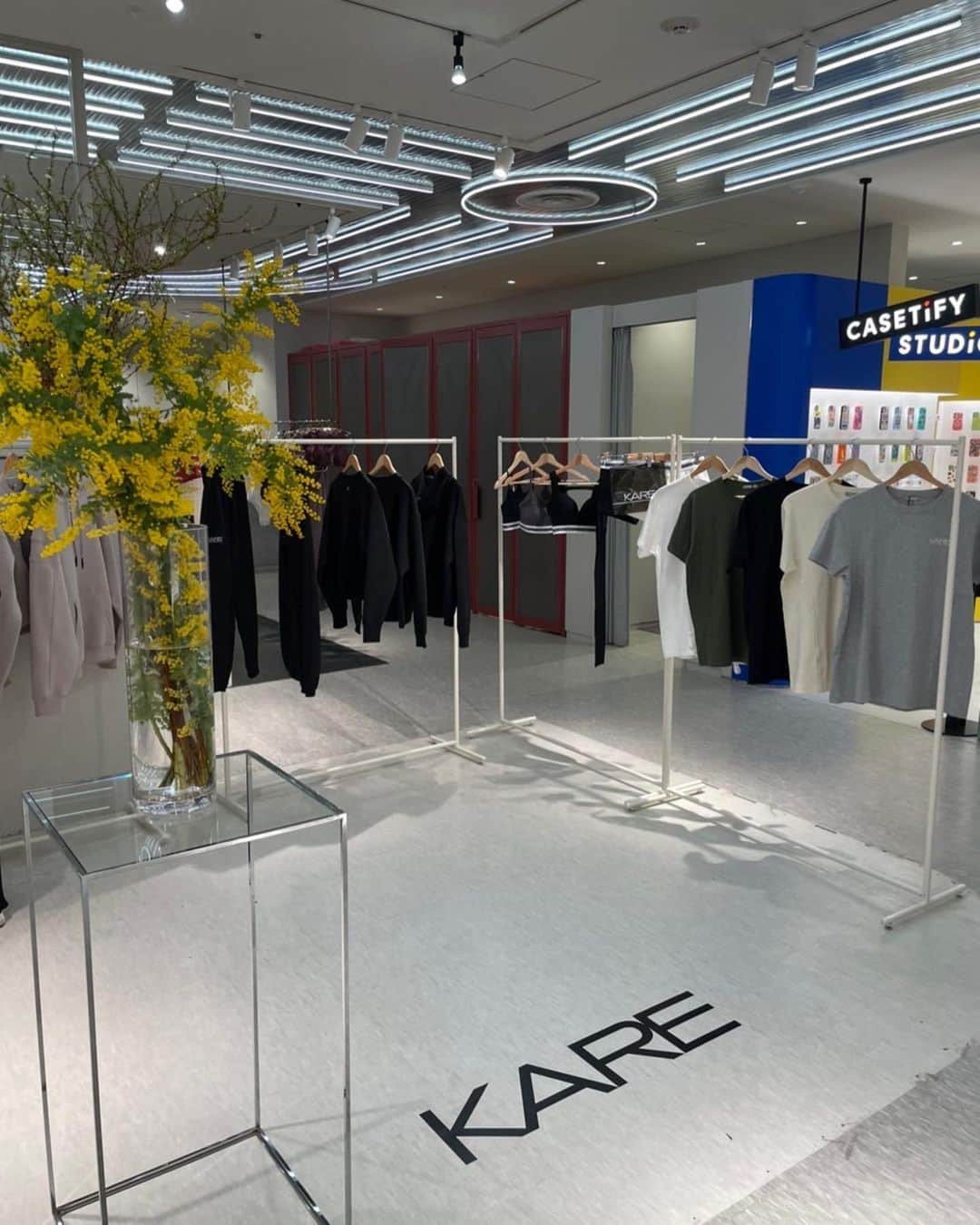 CYBERJAPAN Staffのインスタグラム：「渋谷PARCOに @kare_official2022 ポップアップストアオープンしました！ カレン来店イベントもあるのでお楽しみに❣️  3/5（土）、3/6（日）にKAREN来店イベント開催！！ “KARE” ポップアップストアにてDirector KAREN 来店日にご購入頂いたお客さまへの特典が決定。 ___________________________________  この度、KARE初となる、 ポップアップストアを開催することが決定しました。  今回のポップアップストアにて Director KAREN 来店時間にご購入頂いたお客さまに 特別な特典をご用意しました。  また、通常よりもお買い求め安くなった 限定セットもご用意しております。  ご来店お待ちしております。  _______________________  POP UP STORE 購入者特典 _______________________  1. 4,500円(税込)以上ご購入で、ディレクターKARENのサイン入りポストカードを手渡しにてプレゼント。  2. 9,000円(税込)以上ご購入で、ディレクターKARENと2ショット写真1枚(お客さまのお持ち頂いたカメラで撮影)+サイン入りポストカードを手渡しにてプレゼント。  3. 14,000円(税込)以上ご購入で、ディレクターKARENとチェキで2ショット写真1枚を直筆サインしプレゼント。+サイン入りポストカードを手渡しにてプレゼント。  4. ポップアップ限定セットご購入で、ディレクターKARENとチェキで2ショット写真1枚を直筆サインしプレゼント。+サイン入りポストカードを手渡しにてプレゼント。  ※限定セットは通常よりもお買い求め安くなっております。 ※限定セットはおひとりさま1セットのみの購入となります。 ※なくなり次第終了となります。  ___________________________________  KARE LIMITED POP UP STORE @ SHIBUYA PARCO @parco_shibuya_official  開催期間 2022.03.04(fri)〜03.13(sun)  開催場所 渋谷PARCO 3F GEYSER PARCO  Director KAREN来店日時 03.05(sat)14:00-17:00 03.06(sun)14:00-17:00  ※上記内容は、予告なく変更・終了する場合があります。予めご了承ください。 ___________________________________  director KAREN 来店時間に関して  ご来店の前に以下の注意点をお読み下さいませ。  【購入特典希望のお客さまへ整理券配布のご案内】  ・開店後に渋谷PARCO 3F GEYSER PARCO のKAREポップアップストアにて整理券を配布致します。 当日、STAFFがご案内させて頂きます。 ※その他の入り口では配布致しませんのでご注意下さいませ。  ・配布した整理券には director KAREN の来店時間に商品をご覧いただける時間が記載されておりますので記載された時間の10分前には再度ご来店下さい。  ・記載された時間を過ぎた場合、整理券は無効となります。  ・整理券には数に限りがございます。無くなり次第終了となりますので予めご了承下さい。  ・特典を受けるお客様以外の director KAREN の撮影は禁止とさせて頂きます。  ・POP UP限定セットの購入はお1人様1点までの購入とさせて頂きます。  #cyberjapan #サイバージャパン #kare」