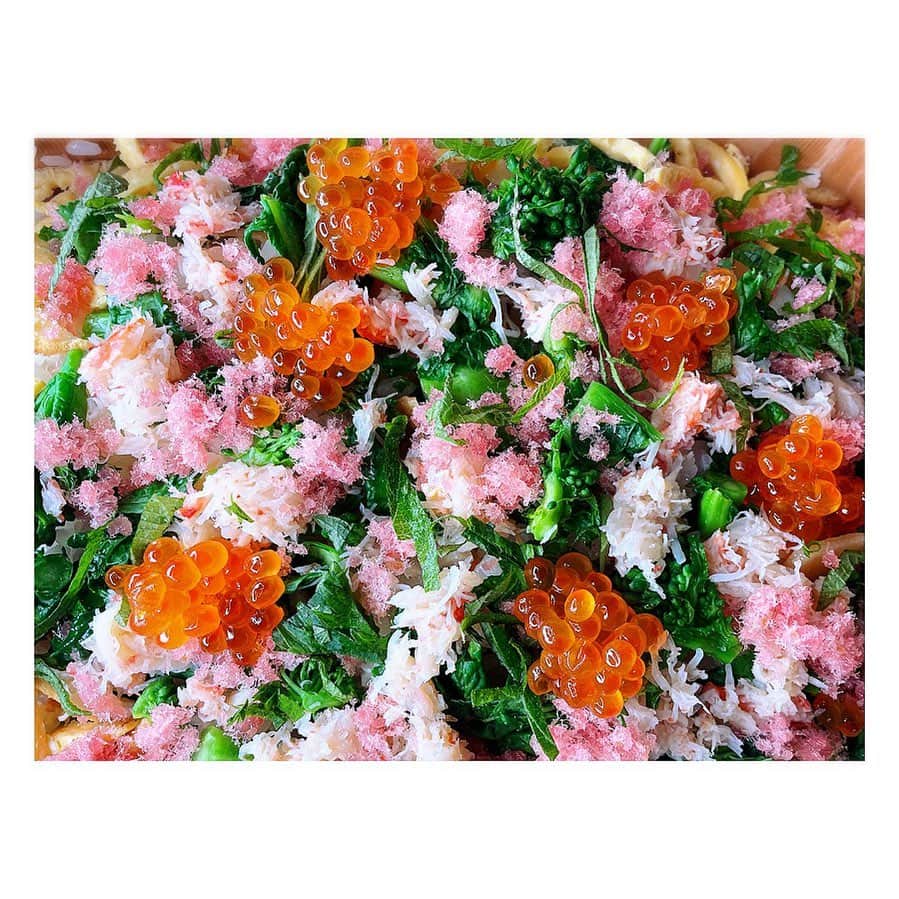 望月理恵さんのインスタグラム写真 - (望月理恵Instagram)「昨日は3月3日雛祭り ちらし寿司作ろう、という気持に なりますよね。 私もその1人です😋 イメージはお花畑のつもり。 #ひな祭り#ちらし寿司 #散らかし寿司#お花畑」3月4日 13時26分 - mochiee28