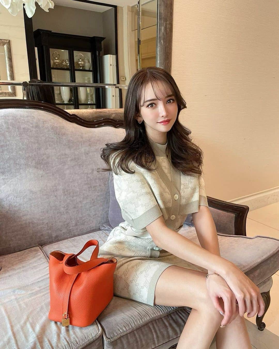 のインスタグラム：「@vearyclinic で人生初お尻🍑の ダーマペンを✨ 自分では中々手入れしずらい所なので やる前からかなりワクワク🥺 お尻がツルッとした気がする♡ . . お洋服は @ambientofficial ☘️ ワンピースとカーディガンがセットなの💚 . そしてこの髪色お気に入り♡ かなり暗めにしてみました💋  @tamako_tamako ちゃんいつも可愛く仕上げてくれてありがと🤍 . . #ヴェアリークリニック #vearyclinic #エコーガイドメソセラピー #美脚 #ヴェルベットヒップ #美尻 #婦人科美容 #デリケートゾーンケア #ootd #ambient」