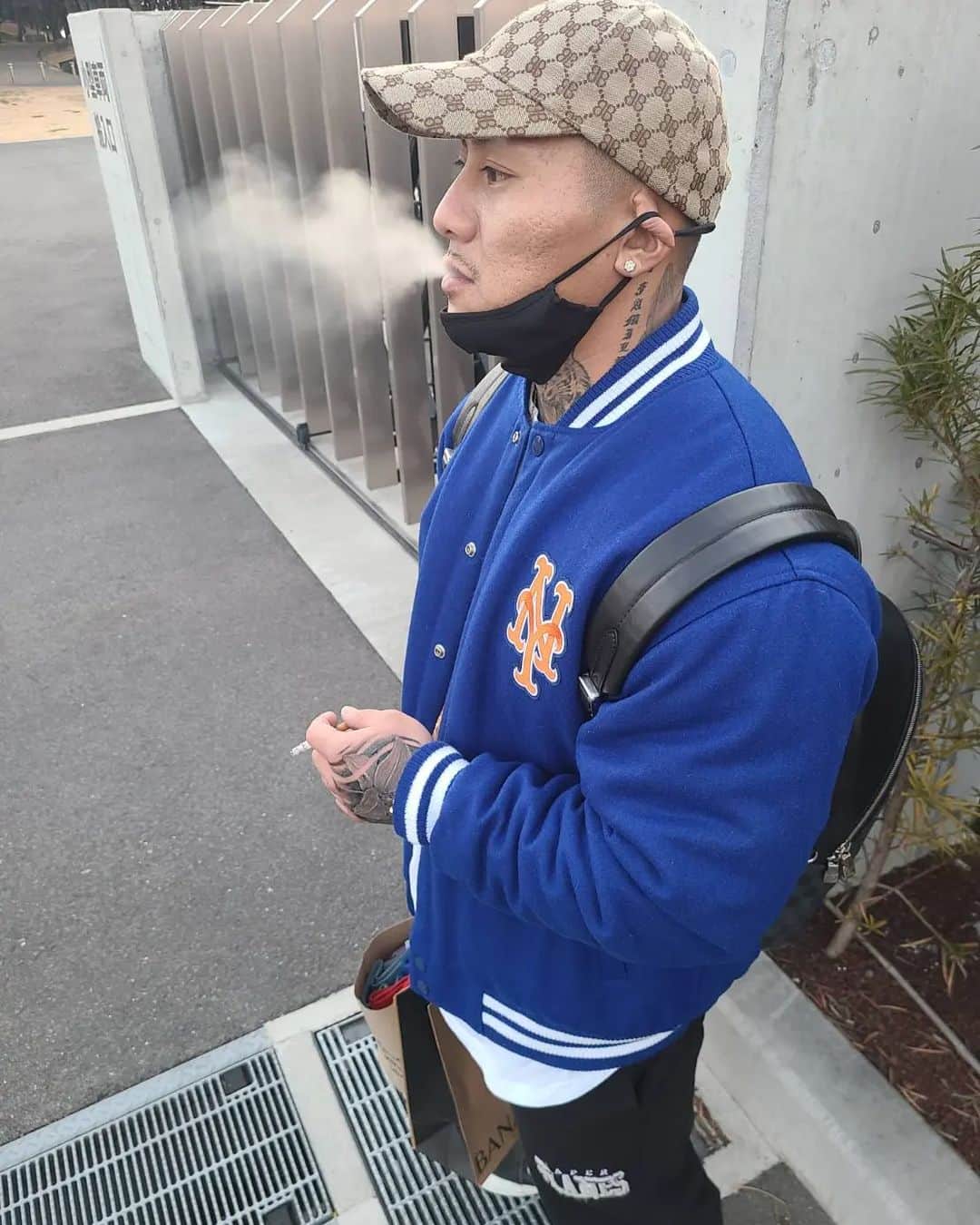 中村直輝さんのインスタグラム写真 - (中村直輝Instagram)「#tattoo#japanesetattoo#smoke #gucci#balenciaga#mets #streetfashion  真っ赤なマルボロ。」3月4日 23時31分 - _naokinakamura_