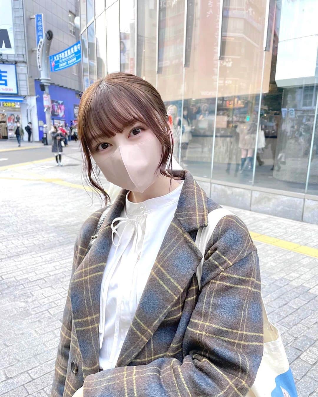 廣川奈々聖のインスタグラム：「🐨🌸 ⁡ ⁡ 今週は渋谷にたくさん行きました  ⁡ 暖かい日も多かったね〜 ¨̮  ⁡ ⁡ ⁡ 黒いバッグは #chouchour のだよ 小さく見えていっぱい入る〜優秀！🤍🌧 ⁡ ⁡ ⁡ #私服 #春コーデ #ジャケットコーデ #渋谷 #ブラウンコーデ #outfitoftheday #photooftheday #ootdfashion」