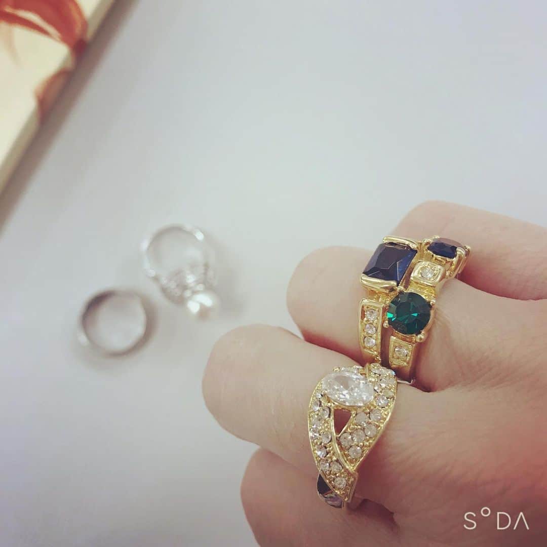 氏家恵のインスタグラム：「・ ・ 【絶賛撮影中】 ・ キラキラ✨✨ 指輪のおくさま役ですよ。 どんだけ〜 ・ 夜のロケ行ってきました。 昼間は春めいてきたけど 夜はさむいっ！！  スタッフさんがたくさんカイロ貼ってくれたりコート着せてくれたり ストーブ持ってきてくれたりしたお陰で余裕を持って乗り切れました。 感謝〜 ありがとうございました。 ・ 季節は確実に 移り変わって来てますね 桜が咲く時期まで あと少し🌸  #撮影中 #撮影中のひとコマ」