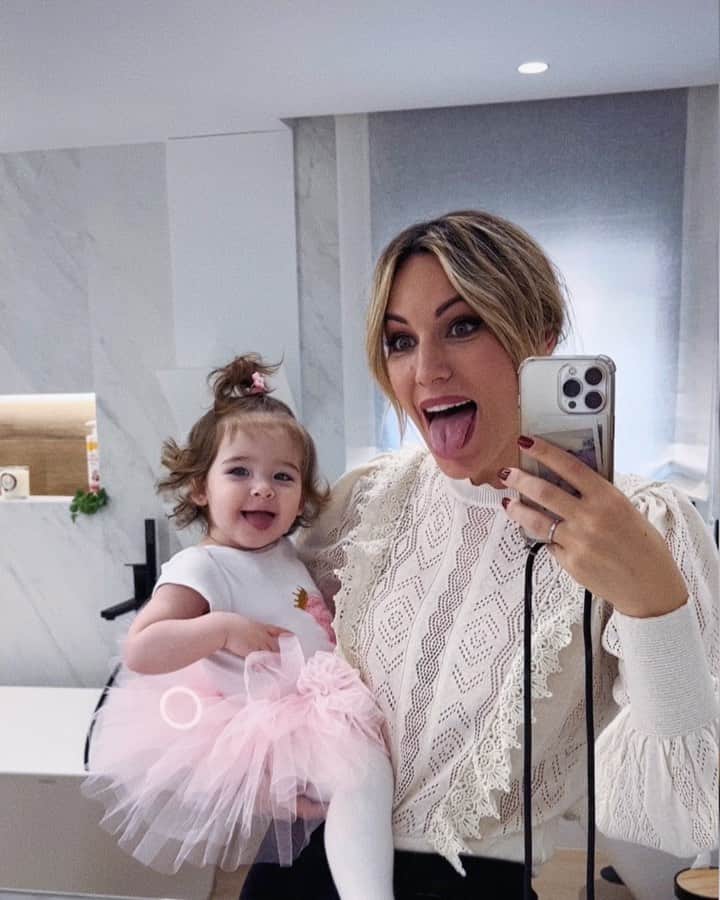 エドゥルネのインスタグラム：「Feliz primer año de vida mi pequeña Yanay!! Qué rápido ha pasado, y como has ido cambiando mes a mes!! Qué afortunada soy de ser tu mami!! Te quiero infinito mi bebita!!❤️ #FelizCumpleaños #Yanay #MiBebita #AmorDeMadre #AmorInfinito」