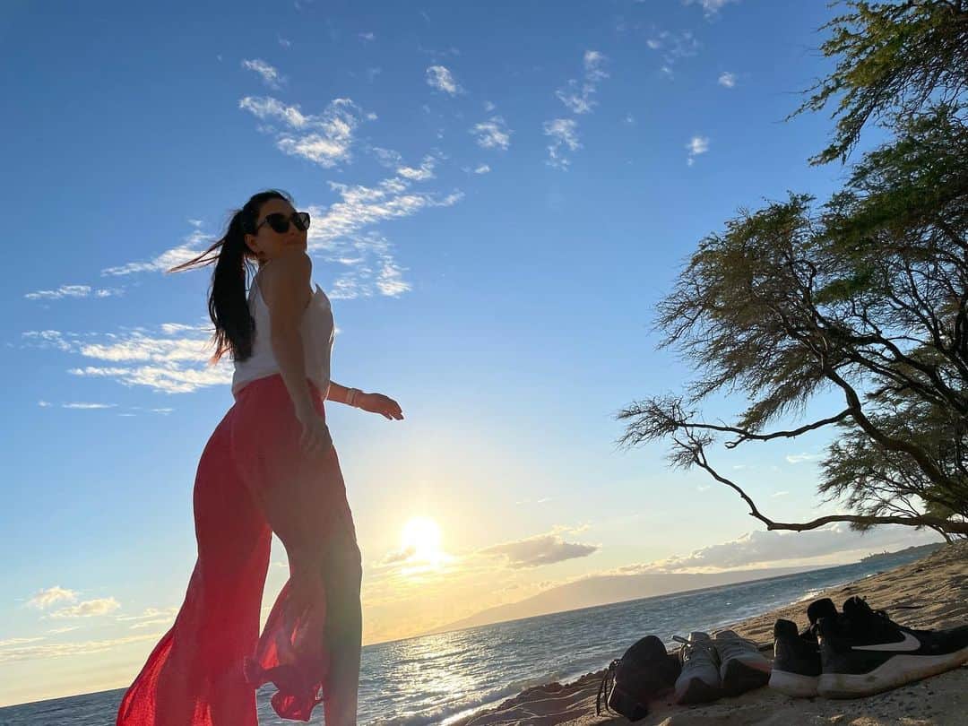 矢吹春奈のインスタグラム：「What a delightful time to spend time on the beach with who you love.」