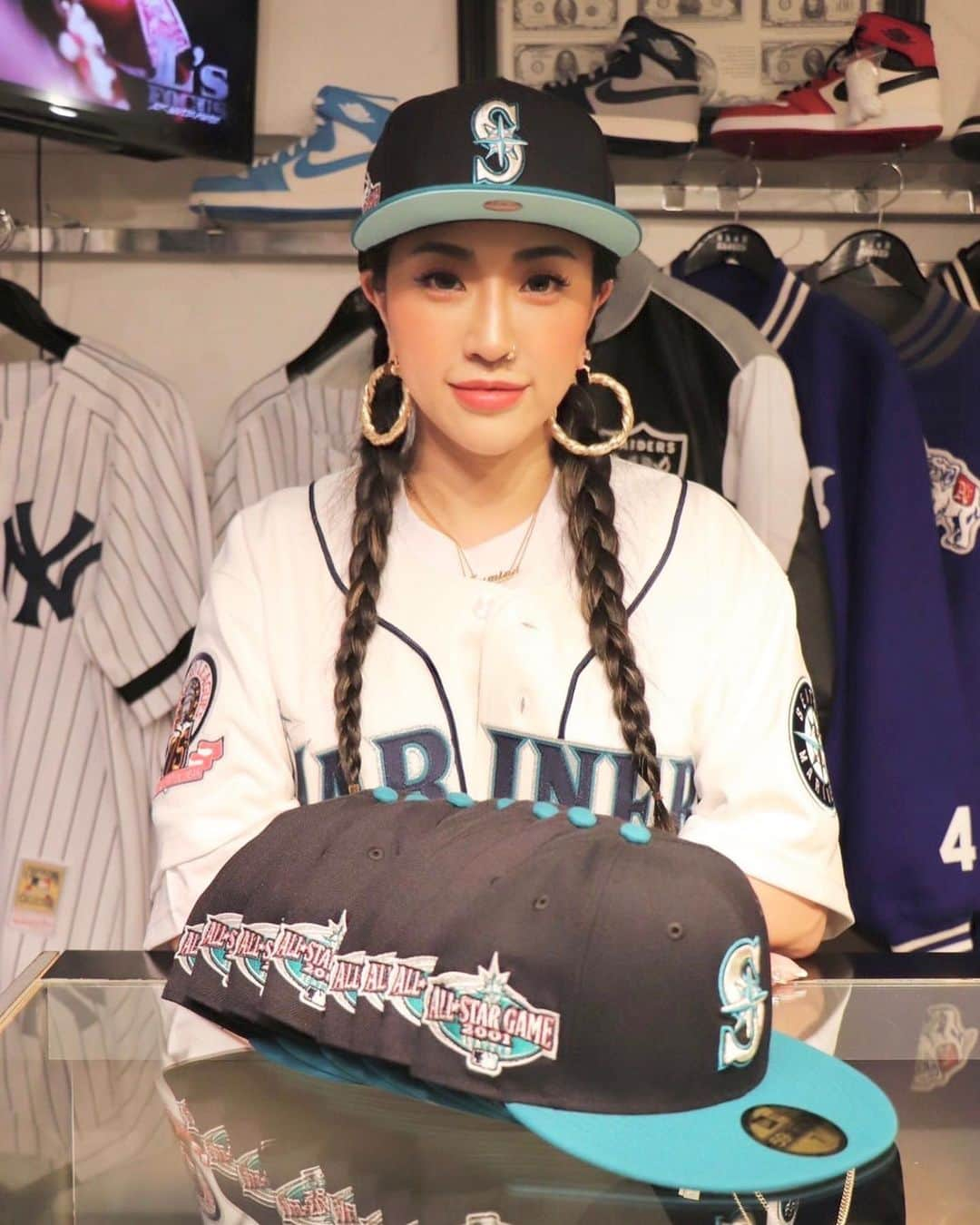 JASMINEさんのインスタグラム写真 - (JASMINEInstagram)「らっしゃぁせ〜💎🦋🥶。 #GROWAROUND 今日から発売のニューエラです⚾️✨  新入荷NEWERA 59FIFTY FITTED CAP 明日3月4日12時より渋谷 店、ONLINE STOREで発売開始だそうです🔥 #growaround #newera #イチロー #mariners」3月4日 15時35分 - jasmilicious