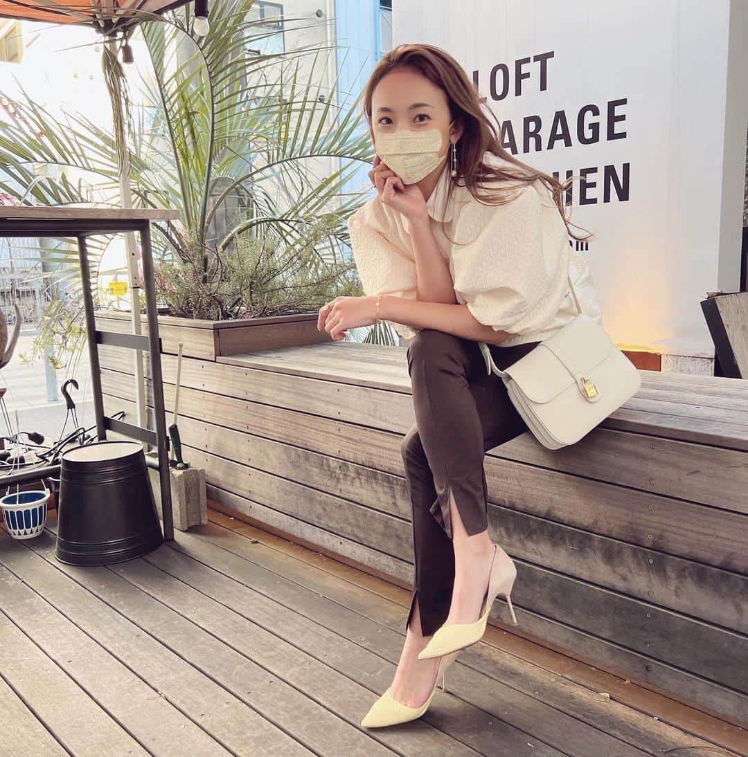 金本かすみのインスタグラム：「お花柄マスクのイエローとお靴のイエローをリンクしてみたり🌼💐🌸　#オフィス裏 #ランチタイム #イエロー #差し色 #何気に好きな色 #マスクコーデ #不織布マスク」