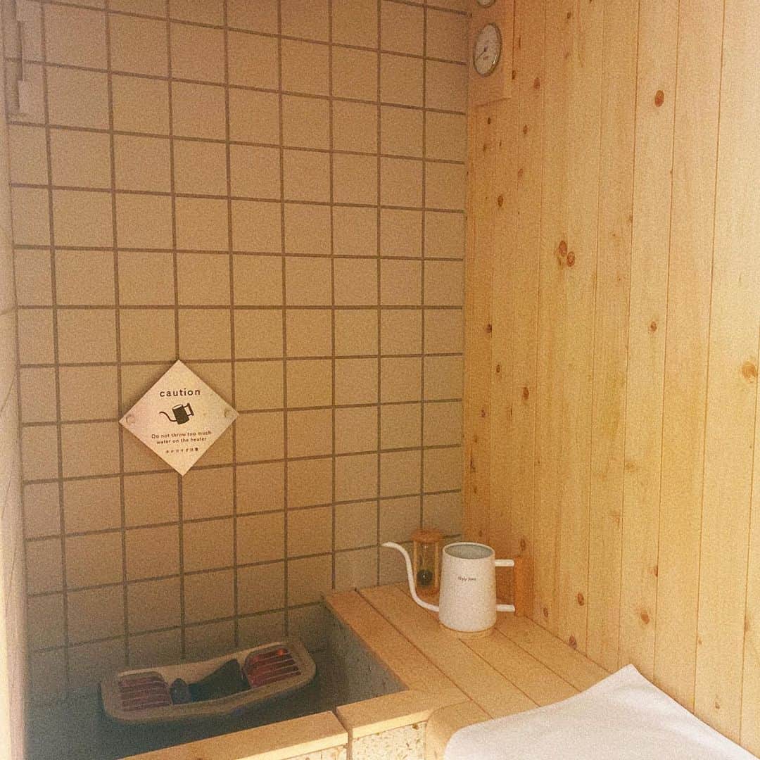 真奈さんのインスタグラム写真 - (真奈Instagram)「麻布の @3s_jibunsauna さんへ。 個室サウナです。2人までご利用可能☺️  水風呂も個室に完備です😵 この立地で60min¥3900 は破格じゃあないですか……  音楽、アロマ、ライトが 自分の好みで３つの中から 決めれます♡︎楽しい  サウナ内と水風呂のデザインが とってもすきでした。 ロウリュ使い切って汗だく……  プライベートでも ととのいすぎました。  #3sジブンサウナ　#むちむち #ジブンサウナ　#麻布サウナ #個室サウナ #貸し切りサウナ #サウナ　#サウナ女子」3月4日 15時49分 - manatmnt0116
