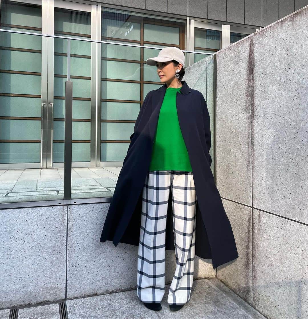 田中美里のインスタグラム：「3月になりましたね。 少しずつ、明るい色が 着たくなる季節に。 グリーンとかイエローとか。  #3月 #差し色グリーン  #eyeronim の #グリーンニット #ラジオの帰り道  撮影時のみマスクを外しています」