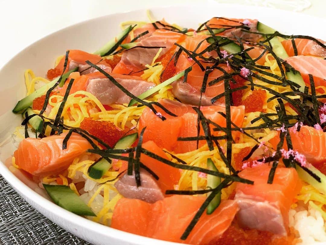 忍成修吾のインスタグラム：「雛祭りのちらし寿司🎎」