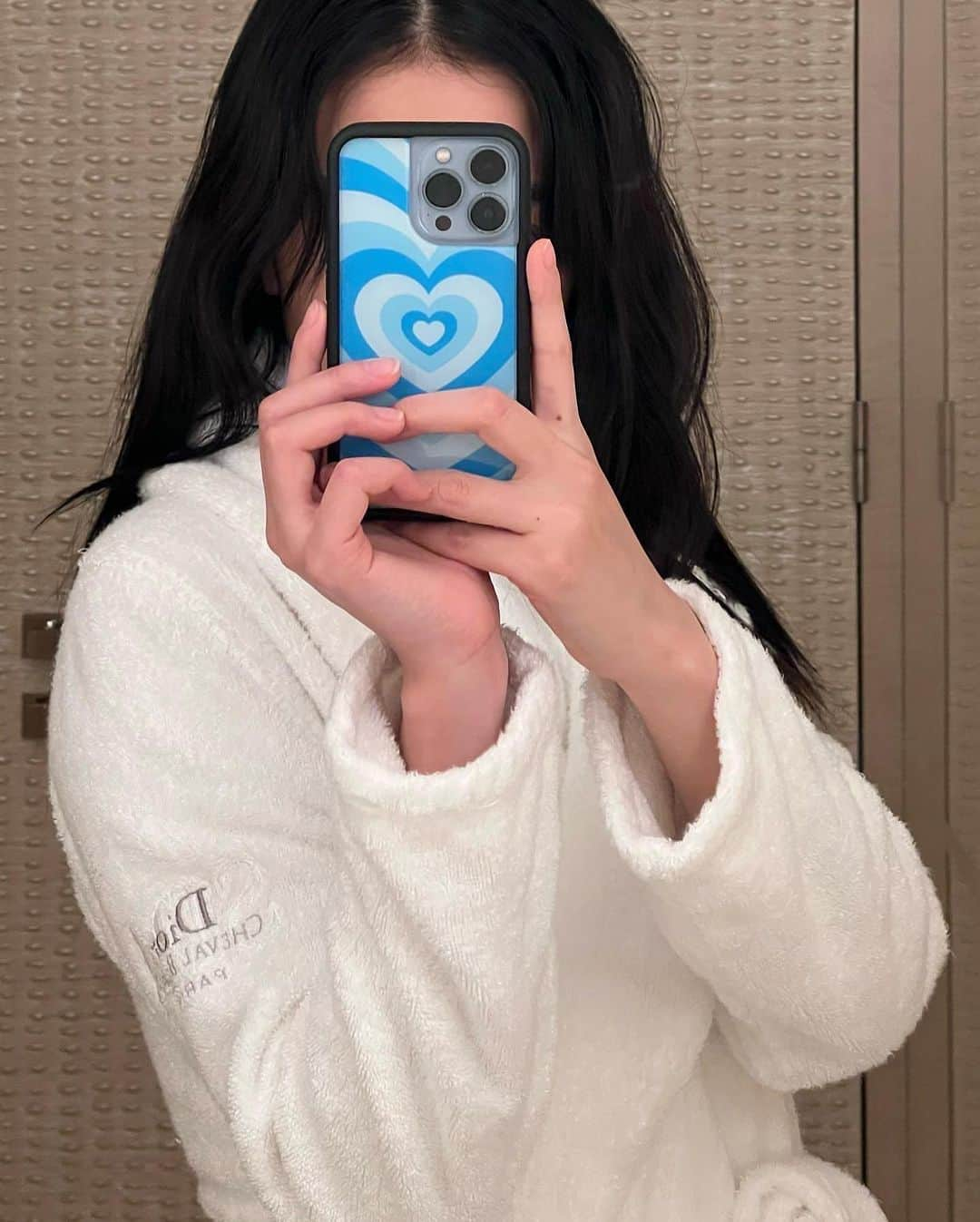 ジスさんのインスタグラム写真 - (ジスInstagram)「mirror selfie at @chevalblancparis  I missed this @diorbeauty spa✨」3月4日 16時54分 - sooyaaa__