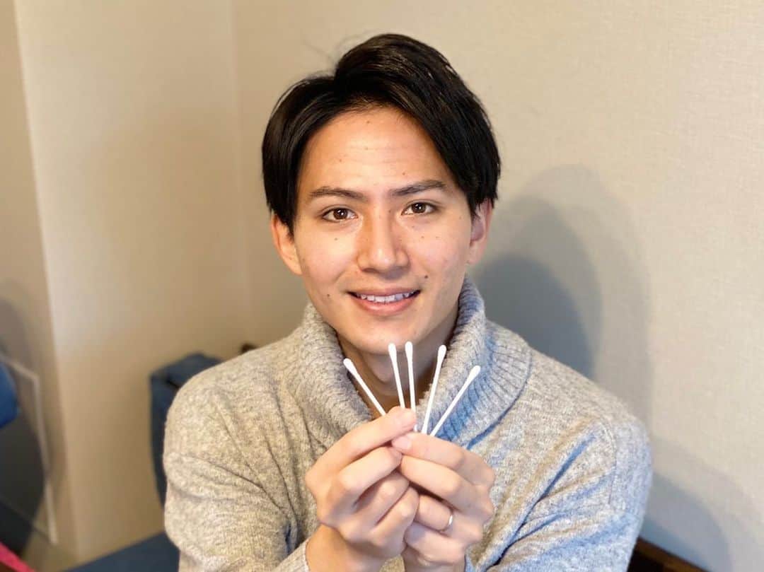 フジテレビアナウンサーのインスタグラム：「. フジテレビアナウンサーたちの元気の源、 ハッピーになれるものを紹介していく 新企画「8ッピー」🌸  今回は安宅晃樹です。  私のハッピーは「耳掃除」です👂 お風呂上がりはもちろんのこと、 仕事の合間の気分転換のためにも、 常に綿棒を持ち歩いています！  極めて小さなハッピーです笑  綿棒で耳の外側のツボを押すのがオススメです！ ただやり過ぎは良くないので注意してくださいね！  #フジテレビアナウンサー #安宅晃樹 #8ッピー #耳掃除 #手軽な幸せ」