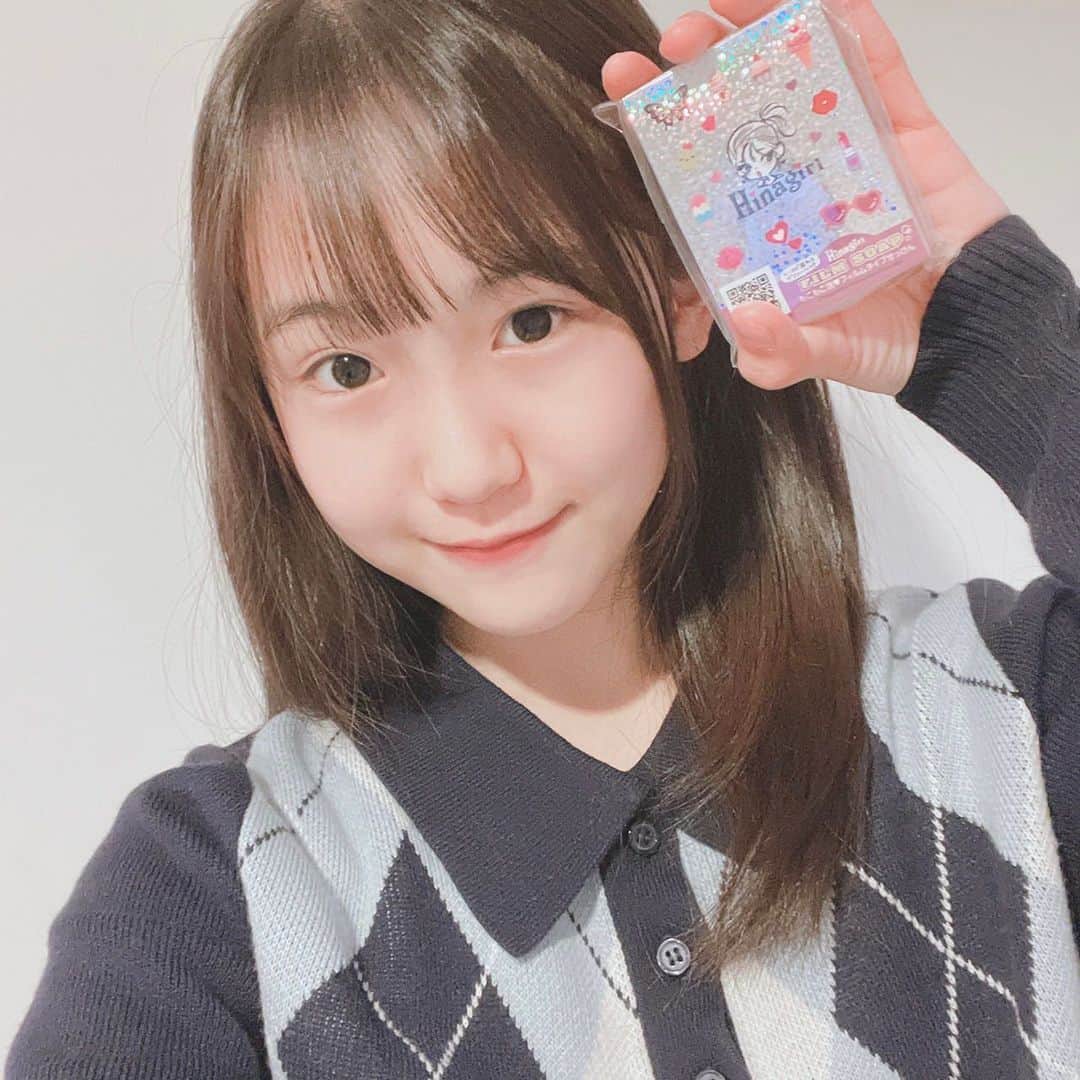 石田凛音のインスタグラム：「・ Hinagirlのフィルムせっけんゲットしたよ🤍 ・ 可愛いシールでデコれるよ🎀 ・ 詳しくはHinagirlの公式インスタグラムでチェックしてね😽 ・ ・ #hinagirl #ひなガール #ヒナガール #フィルム石けん」