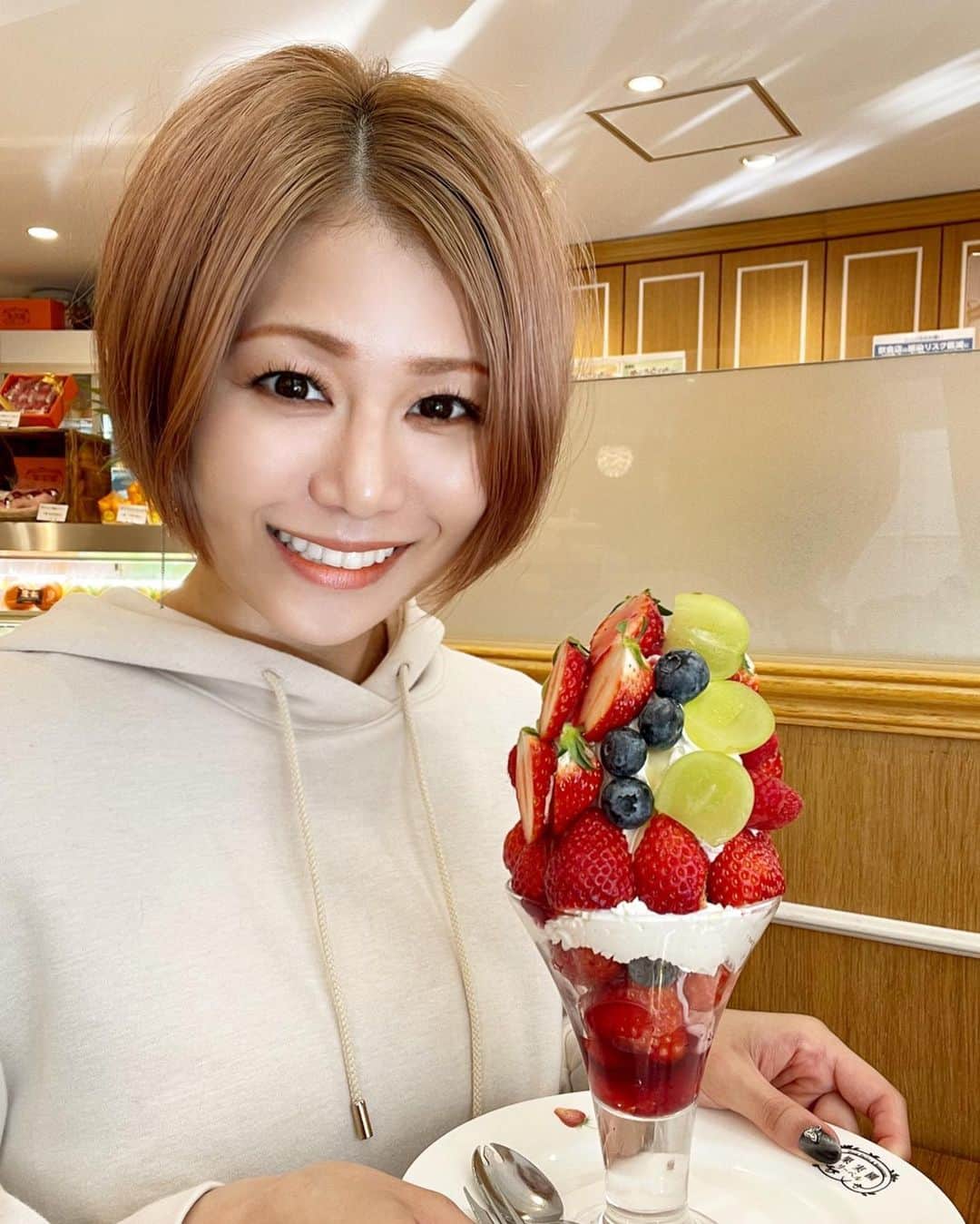 蜷川べにのインスタグラム：「. ⁡ いつぞやのイチゴパフェミーティング(๑ ́ᄇ`๑) ⁡ ⁡ #蜷川べに #蜷川べにチャンネル #和楽器バンド #べにチャンネル #苺パフェ #フルーツパフェ #ベリーパフェ #benininagawa #wagakkiband #instadaily #followme」