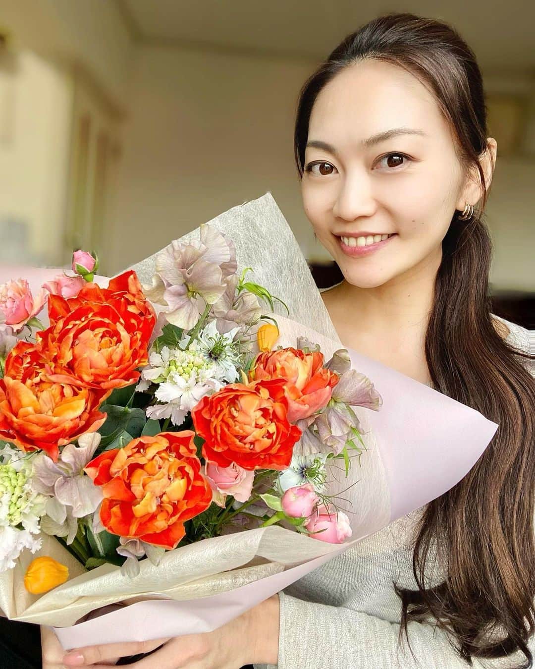 SAORIのインスタグラム：「It’s my birthday 🎂  今日は誕生日👏 頂いた花束とっても可愛い❤️  #birthday #mybirthday」