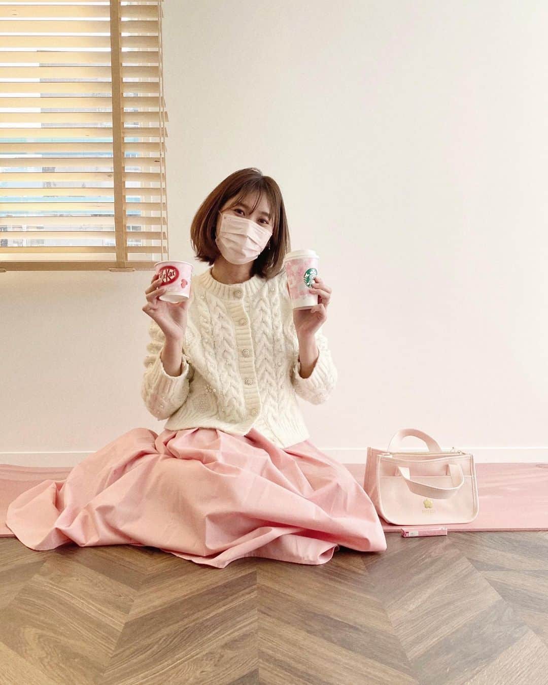 kumamoto_kaoruのインスタグラム：「今日、社内チャットで🌸広報オフィスでお花見🌸誘ったのに誰も来てくれなかった。  私の下に敷いてあるのはヨガマット🧘‍♀️ 2ヶ月に及ぶ社内ダイエットレースが終了し、ここぞとばかり食べてる。 あすけんの先生に毎日怒られてるんだけど、食べたいもの我慢してストレスかかるよりはマシかなと。  ダイエットレース中、野菜不足を補ってくれたGREEN SPOON🥣 冷凍庫にある安心感、遅い時間に食べても感じることがない罪悪感。 野菜スープとホットサラダ、本当にたくさん助けられました🥑🍋  #ピンクコーデの日 #ダイエット #グリーンスプーン #GREENSPOON」