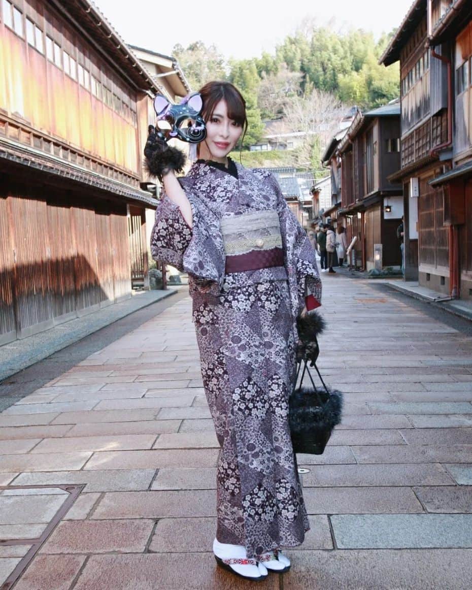 桃瀬えりなのインスタグラム：「金沢お着物👘📸ひがし茶屋街❤⁡ ⁡⁡⁡⁡⁡ ⁡街並み素敵でした✨⁡ お散歩して、プリンぜんざいと加賀棒茶でお茶して来たよ🍮🍵⁡ ⁡加賀棒茶大好きだから、お土産で買ってきたの❤⁡ ⁡⁡ ⁡⁡⁡⁡⁡⁡#kanazawa⁡ ⁡#kimono⁡ ⁡#japanesemodel⁡ ⁡#follow⁡ ⁡#followme⁡ ⁡#金沢⁡ ⁡#ひがし茶屋街⁡ ⁡#金沢ぷりん⁡ ⁡#プリンぜんざい⁡ ⁡#加賀棒茶⁡ ⁡#着物⁡ ⁡#小紋柄⁡ ⁡#vasara兼六園店⁡ ⁡#桃瀬えりな」