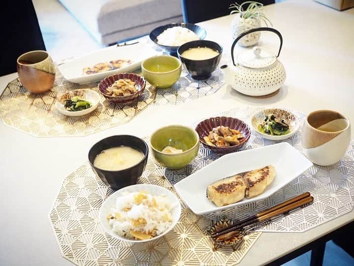 Sayuri（岸岡小百合）さんのインスタグラム写真 - (Sayuri（岸岡小百合）Instagram)「* わんことベビーがいる我が家🐶 時期も時期なので、 みなさんもなかなか旅行には行けないですよね🥺 旅気分も味わいたいし、美味しい朝ごはんを食べて 素敵な休日をスタートさせたいと思うものの、 なかなか凝った料理を作る余裕もなく🤣💦  そこで教えていただいたのが咲耶のミールキット🌸　 @sakuya_meal  「まるで旅館のような朝ごはん」が 「自宅で簡単に再現できる」とのことで、私も興味津々🍚日本の郷土料理6〜7品を簡単に作ることができます🌿  ⛩第一弾は博多・京都・金沢の三都市⛩ 博多のいわし明太子も食べたかったですし、 金沢のかにめしも捨てがたかったのですが、 白味噌の優しいお味噌汁や西京焼き、 大好きなちりめんたけのこご飯に惹かれて 「京都」をチョイス🌿  🍁京のおばんざい御前🍁 ちりめん竹の子ご飯 京風お味噌汁 京さわらの西京焼き 大根とゆず皮の甘酢和え ずいきの炊いたん 小松菜と京揚げの煮びたし  温かくて優しいお出汁の朝食に こんなに癒されるなんて🤣❤️ お米も無洗米だし、切るのはネギだけでした♪  西京焼きもご飯もとにかく美味しかった🥺✨ 私も旦那さんも、ご飯をおかわり笑 量も充分ですし、お腹も心も満たされて、 なんだかゆったりとした時間が流れたような 素敵な朝食になりました🕊  お買い物に行かずとも これだけの品数が揃うのは本当にありがたい✨ 他の都市のミールキットも試してみたいなぁ😌🌸  私の投稿を見てくださった方限定で、 クーポン入力画面に「SI001」とご入力いただくと 送料が無料になるそうです😊 （3月13日(日)までの期間限定） 公式ホームページから購入可能なので、 ぜひぜひ咲耶さんのアカウントを見てみてくださいね🌸  #咲耶 #咲耶ごはん #PR #朝食 #朝ごはん #ブランチ #旅館 #郷土料理 #おばんざい #休日の朝」3月4日 18時05分 - sayuuringo