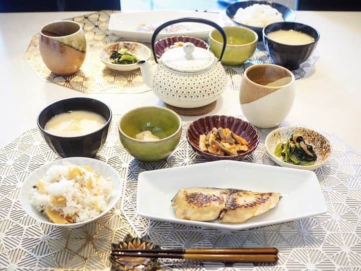Sayuri（岸岡小百合）さんのインスタグラム写真 - (Sayuri（岸岡小百合）Instagram)「* わんことベビーがいる我が家🐶 時期も時期なので、 みなさんもなかなか旅行には行けないですよね🥺 旅気分も味わいたいし、美味しい朝ごはんを食べて 素敵な休日をスタートさせたいと思うものの、 なかなか凝った料理を作る余裕もなく🤣💦  そこで教えていただいたのが咲耶のミールキット🌸　 @sakuya_meal  「まるで旅館のような朝ごはん」が 「自宅で簡単に再現できる」とのことで、私も興味津々🍚日本の郷土料理6〜7品を簡単に作ることができます🌿  ⛩第一弾は博多・京都・金沢の三都市⛩ 博多のいわし明太子も食べたかったですし、 金沢のかにめしも捨てがたかったのですが、 白味噌の優しいお味噌汁や西京焼き、 大好きなちりめんたけのこご飯に惹かれて 「京都」をチョイス🌿  🍁京のおばんざい御前🍁 ちりめん竹の子ご飯 京風お味噌汁 京さわらの西京焼き 大根とゆず皮の甘酢和え ずいきの炊いたん 小松菜と京揚げの煮びたし  温かくて優しいお出汁の朝食に こんなに癒されるなんて🤣❤️ お米も無洗米だし、切るのはネギだけでした♪  西京焼きもご飯もとにかく美味しかった🥺✨ 私も旦那さんも、ご飯をおかわり笑 量も充分ですし、お腹も心も満たされて、 なんだかゆったりとした時間が流れたような 素敵な朝食になりました🕊  お買い物に行かずとも これだけの品数が揃うのは本当にありがたい✨ 他の都市のミールキットも試してみたいなぁ😌🌸  私の投稿を見てくださった方限定で、 クーポン入力画面に「SI001」とご入力いただくと 送料が無料になるそうです😊 （3月13日(日)までの期間限定） 公式ホームページから購入可能なので、 ぜひぜひ咲耶さんのアカウントを見てみてくださいね🌸  #咲耶 #咲耶ごはん #PR #朝食 #朝ごはん #ブランチ #旅館 #郷土料理 #おばんざい #休日の朝」3月4日 18時05分 - sayuuringo