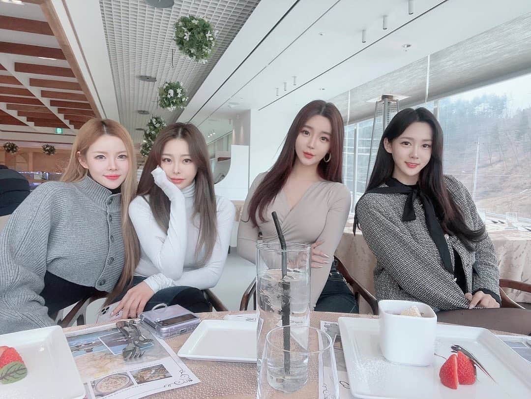 ゴウンのインスタグラム：「👩‍👩‍👧‍👧👩‍👩‍👧‍👧👩‍👩‍👧‍👧  #레이샤 #laysha #단체 #식사 @magnolia.restaurant.hj  @laysha__official」