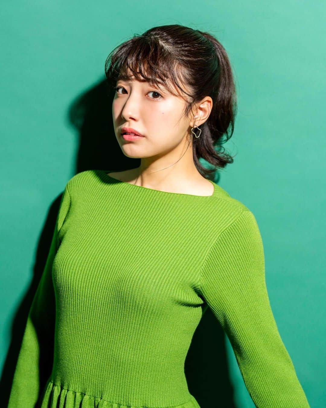 芦原優愛のインスタグラム：「. 大好きなグリーンのお洋服を着てグリーンの背景で📷☘️」