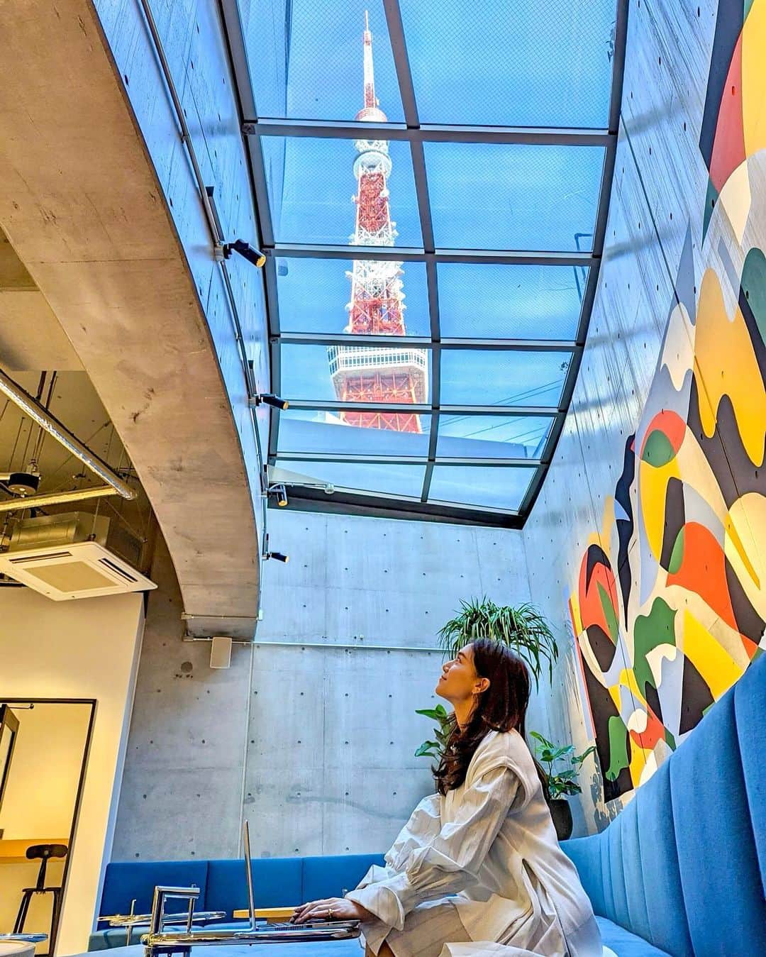 石井里奈さんのインスタグラム写真 - (石井里奈Instagram)「こんばんは✨ 「好きに働く」を合言葉に。 . 気分に合わせて働く環境や雰囲気を変えられる東麻布に昨秋オープンした新しいワークプレイス、GROWTH BY IOQへ行ってきました✨ . オフィスとしての利用はもちろんレジデンスも完備！東京タワーが綺麗に見えて本当おしゃれでいけてる場所でした🗼 今回は動画多めでご紹介💕 . 3枚目 1階のWORKERS LOUNGE 4枚目 B1階のレジデンス専用ラウンジとジム 5枚目 PLAY LOUNGE  6枚目 レジデンス 7枚目〜 ROOF TOP . とにかくおしゃれ。多様性、成長をテーマにしたアートがたくさんあったり、アーティストによるテーマに即した音楽プレイリストが完備。 特にルーフトップからの東京タワーは圧巻！クラフトビールの配達サービスもあるので昼からビール飲めちゃいます🍺 . 今オフィス＆レジデンス入居者募集中で3月中限定で初期費用０円で入居できるキャンペーン実施中みたいです👏 ベンチャー企業や個人事業主、会社がリモートワークの方、ぜひおすすめ！ . 入居検討で内覧するとクラフトビールチケットももらえるみたいなので是非💗わたしもリモートの時ここで働けたら最高だなあー！ 今週もお疲れ様でした！ . #リアルゲイト #リノベーション #オフィス #シェアオフィス #デザイナーズオフィス #東京タワー #コワーキング #GROWTH #IOQ #インテリアデザイン #リモートワーク #赤羽橋 #東麻布 #麻布十番 #神谷町 #tokyotower #東京タワー #オフィスネイル #ホテル暮らし #ベンチャー #起業 #起業家 #起業女子 #オフィスカジュアル #クラフトビール #ビール #ビール好き #spotify #東京暮らし #ルーフトップ #rooftop」3月4日 18時22分 - ri7tin1025