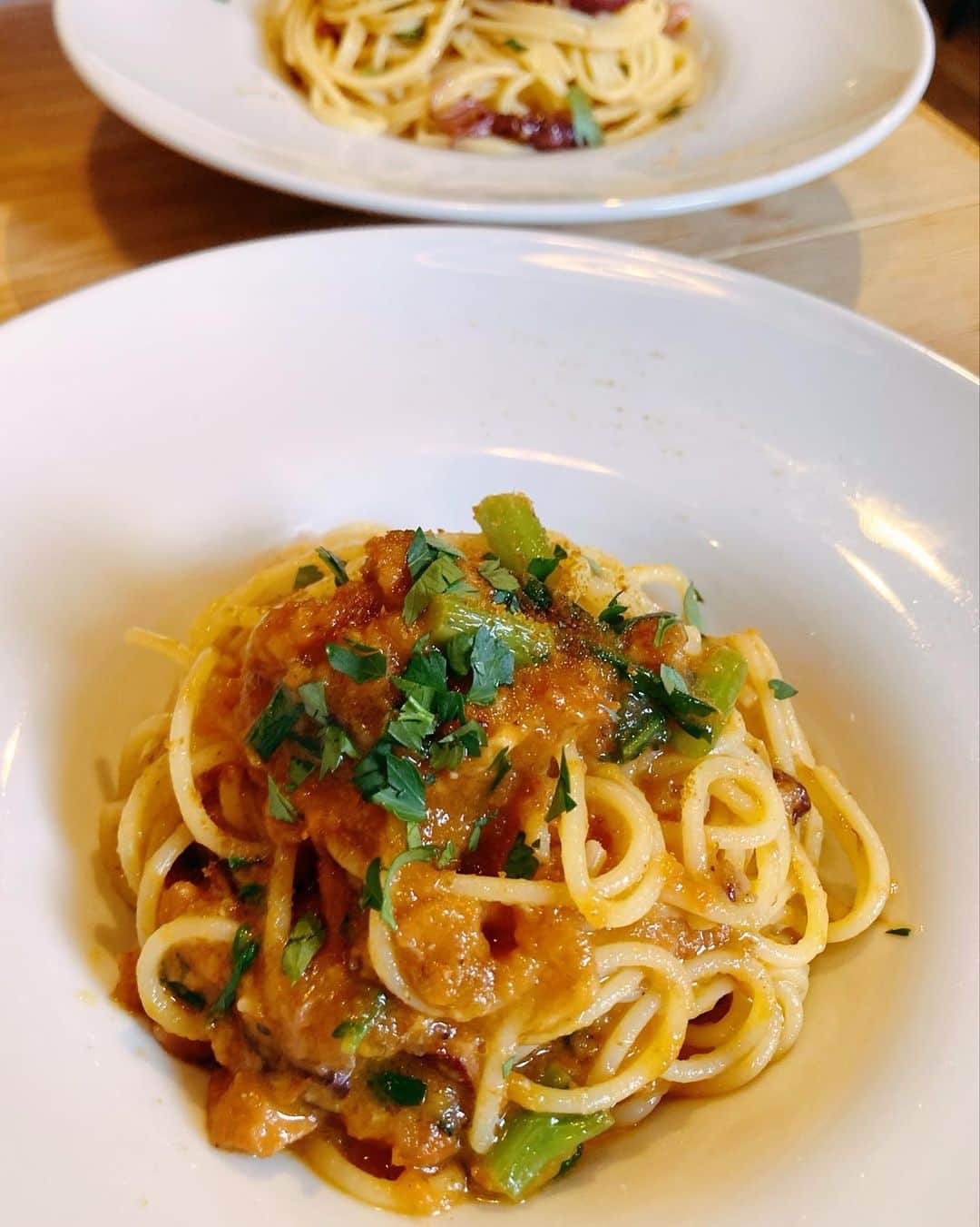 石塚かおりさんのインスタグラム写真 - (石塚かおりInstagram)「#ブラニュー#かおりdeランチ#ランチミーティング ランチ調査員のつるまきさんと。  #ランチインスタグラマー つるまきさんの情報量のすごさ。  もうお話が止まりませんでした。  前菜からして、白ワインが飲みたくなるような… パスタもしっかり目のお味で超好み。  飲み物は、佐渡のりんごジュース。  二人とも初めてのお店でしたが、つるまきさんは、まさに鼻が効く方。  時にはハズレもありますよとおっしゃっていたけど、今回は当たり。  くわしくは、つるまきさんの#Instagram @turuatu で  9割ランチの情報交換。 でも残りの1割が働き方やこれからについてで、良いお時間でした。  皆さん、今週も朝を一緒にありがとうございました。  #石塚かおりのbrandnewday #ランチ情報#新潟ランチ #新潟市ランチ#新潟市西区ランチ #パスタランチ#佐渡産#水蛸#春菊 #前菜盛り合わせ#生ハム #いちご#佐渡#リンゴジュース #美味しかった  今日の#往年のON&ON #ティアーズフォーフィアーズ #radiko  タイムフリー でぜひ #サロンdeかおり カーブドッチ ヴィネスパ  #fridayonmymind #haveaniceweekend  #新潟放送#アナウンサー #ゴルフ女子#石塚かおり」3月4日 18時29分 - kaori_ishizuka413