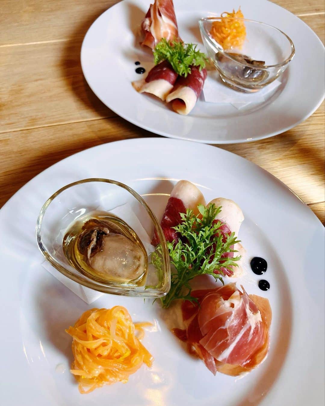 石塚かおりさんのインスタグラム写真 - (石塚かおりInstagram)「#ブラニュー#かおりdeランチ#ランチミーティング ランチ調査員のつるまきさんと。  #ランチインスタグラマー つるまきさんの情報量のすごさ。  もうお話が止まりませんでした。  前菜からして、白ワインが飲みたくなるような… パスタもしっかり目のお味で超好み。  飲み物は、佐渡のりんごジュース。  二人とも初めてのお店でしたが、つるまきさんは、まさに鼻が効く方。  時にはハズレもありますよとおっしゃっていたけど、今回は当たり。  くわしくは、つるまきさんの#Instagram @turuatu で  9割ランチの情報交換。 でも残りの1割が働き方やこれからについてで、良いお時間でした。  皆さん、今週も朝を一緒にありがとうございました。  #石塚かおりのbrandnewday #ランチ情報#新潟ランチ #新潟市ランチ#新潟市西区ランチ #パスタランチ#佐渡産#水蛸#春菊 #前菜盛り合わせ#生ハム #いちご#佐渡#リンゴジュース #美味しかった  今日の#往年のON&ON #ティアーズフォーフィアーズ #radiko  タイムフリー でぜひ #サロンdeかおり カーブドッチ ヴィネスパ  #fridayonmymind #haveaniceweekend  #新潟放送#アナウンサー #ゴルフ女子#石塚かおり」3月4日 18時29分 - kaori_ishizuka413
