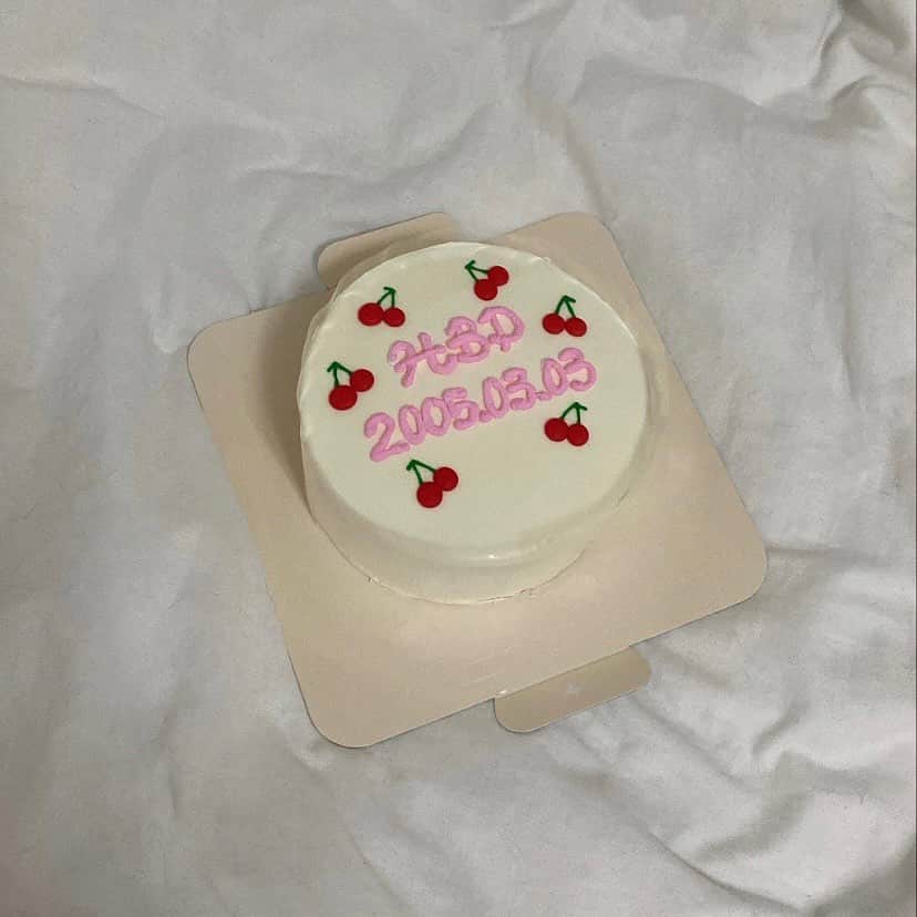 momoのインスタグラム：「2005.03.03 昨日で17歳になりました💜 沢山のお祝いメッセージありがとうございました；＿； 幸せです…ฅみんなだいすき…… これからも頑張ります( ᵒ̴̶̷̤-ᵒ̴̶̷̤ )( ᵒ̴̶̷̤-ᵒ̴̶̷̤ )  #birthday #🎂」