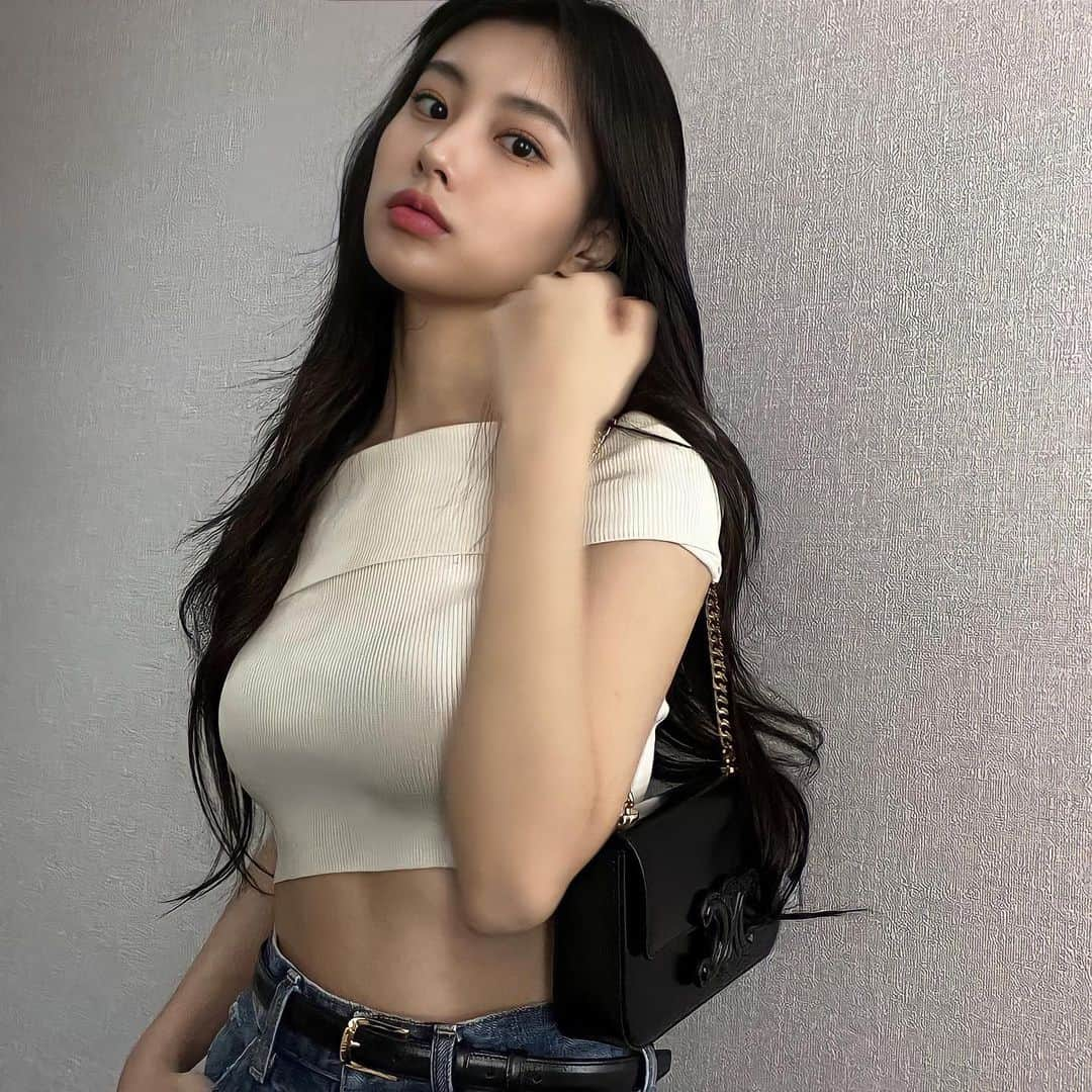 カン・ヘウォンさんのインスタグラム写真 - (カン・ヘウォンInstagram)「WHY SO HOT KANG HYEWON ❤️‍🔥 - [#KANGHYEWON#HYEWON#강혜원#Kpopdol#likeforfollow#followforlike#like4like#l4l]」3月4日 18時42分 - hyewon__izone